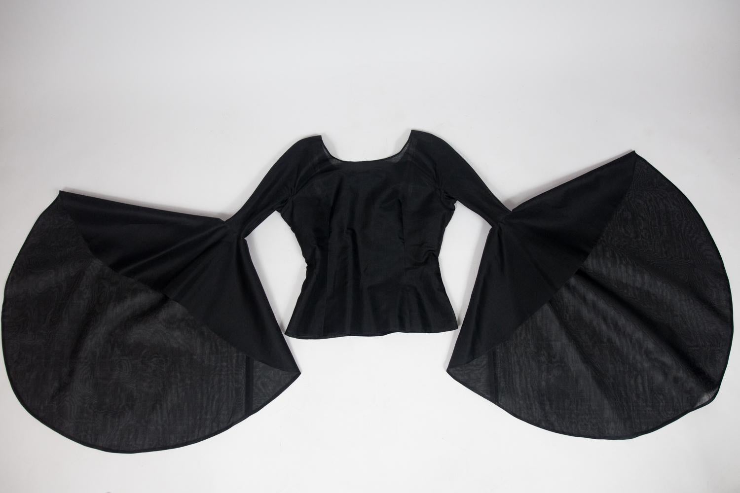 Una blusa in organza di Pierre Cardin con drammatiche maniche a pipistrello Circa 1970/1980 In condizioni buone in vendita a Toulon, FR