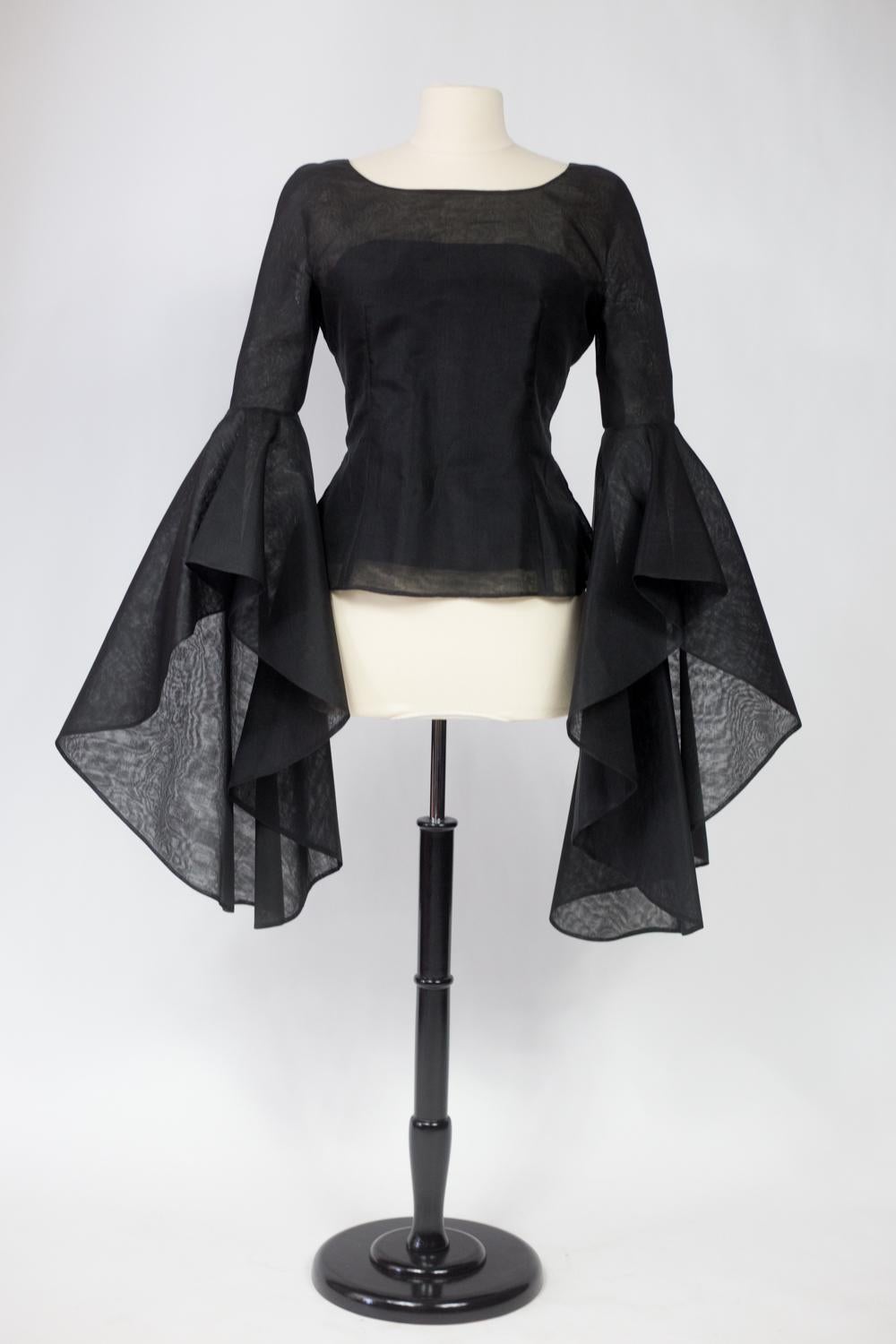 Donna Una blusa in organza di Pierre Cardin con drammatiche maniche a pipistrello Circa 1970/1980 in vendita