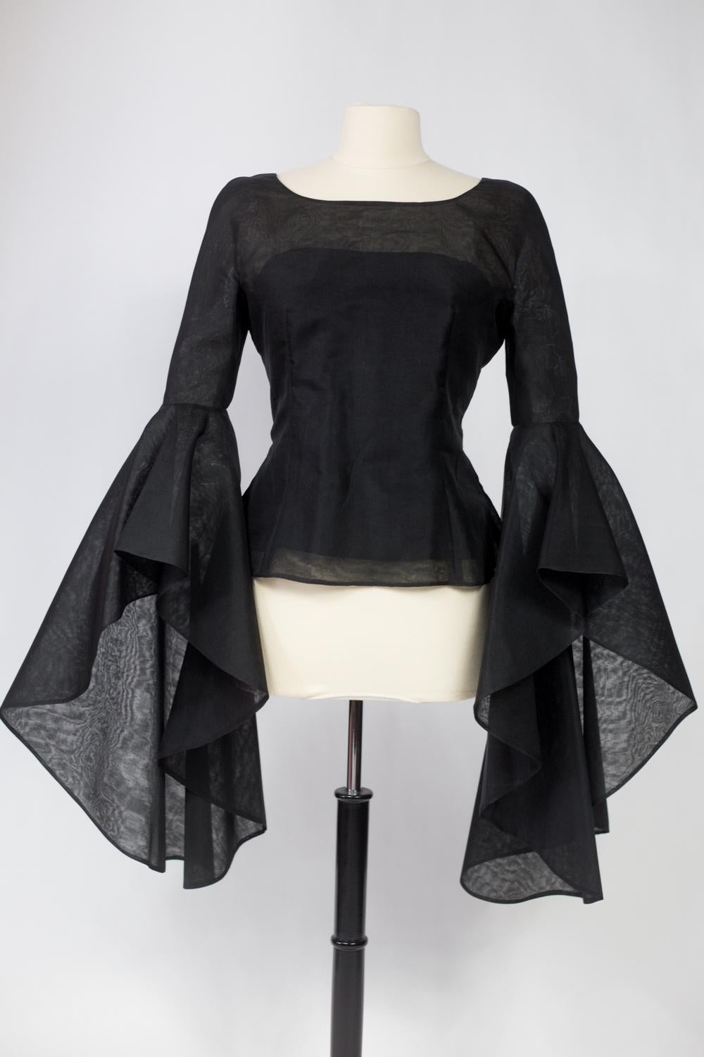 Una blusa in organza di Pierre Cardin con drammatiche maniche a pipistrello Circa 1970/1980 in vendita 1