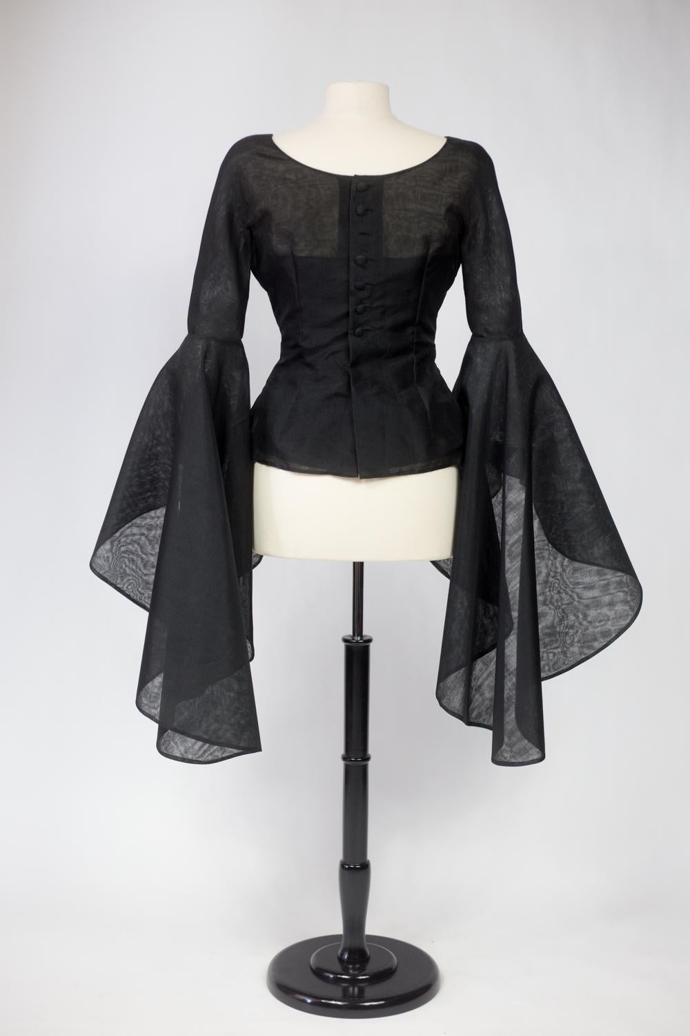 Una blusa in organza di Pierre Cardin con drammatiche maniche a pipistrello Circa 1970/1980 in vendita 4