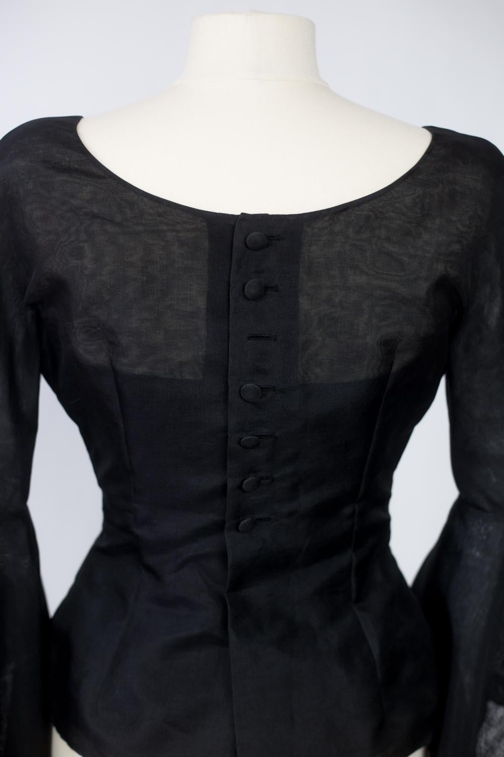 Una blusa in organza di Pierre Cardin con drammatiche maniche a pipistrello Circa 1970/1980 in vendita 5