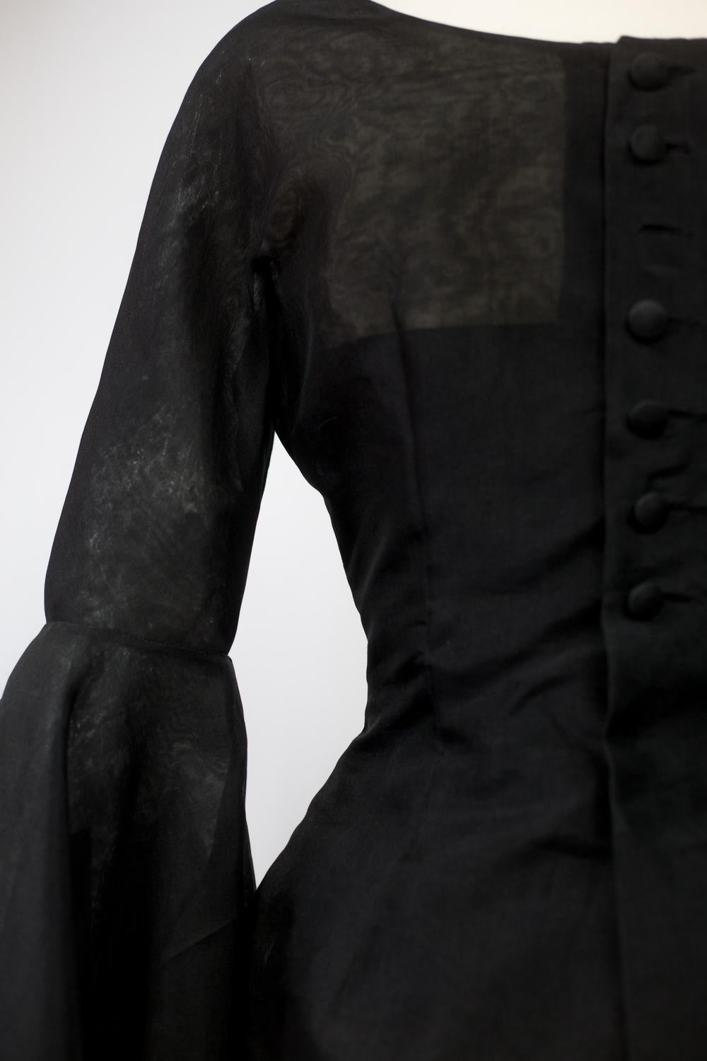 Una blusa in organza di Pierre Cardin con drammatiche maniche a pipistrello Circa 1970/1980 in vendita 6