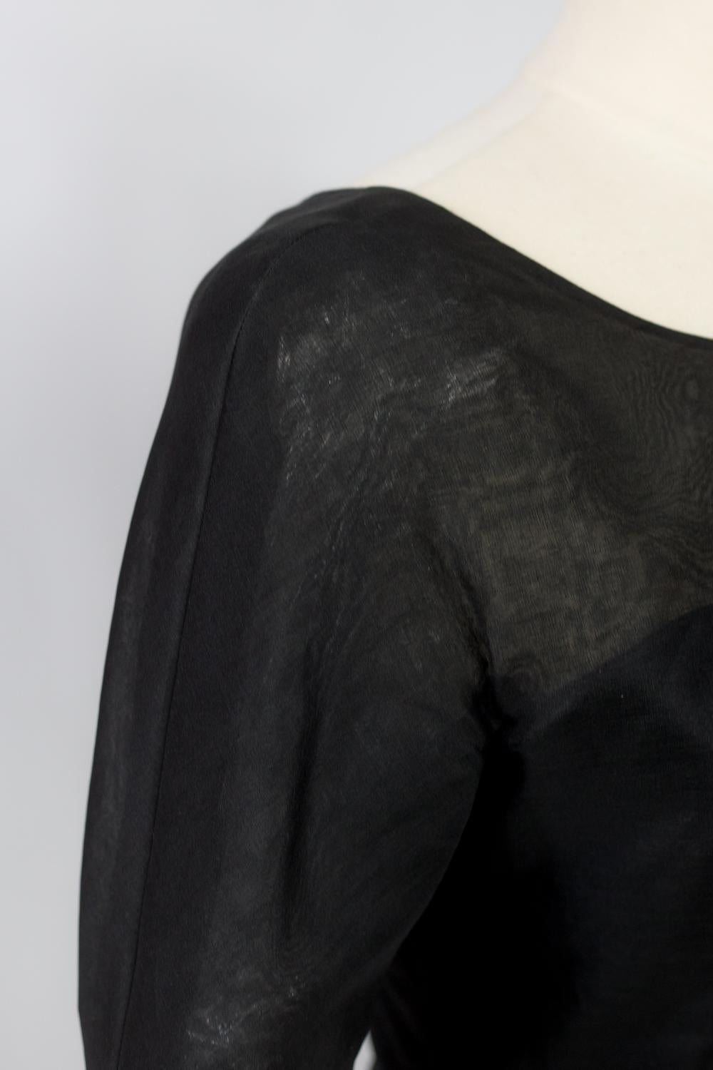 Una blusa in organza di Pierre Cardin con drammatiche maniche a pipistrello Circa 1970/1980 in vendita 8