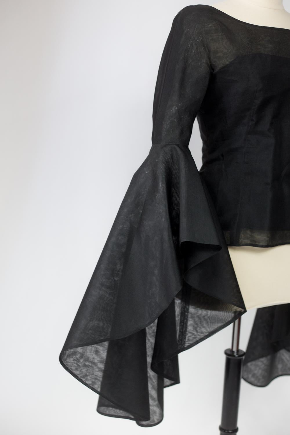 Una blusa in organza di Pierre Cardin con drammatiche maniche a pipistrello Circa 1970/1980 in vendita 9