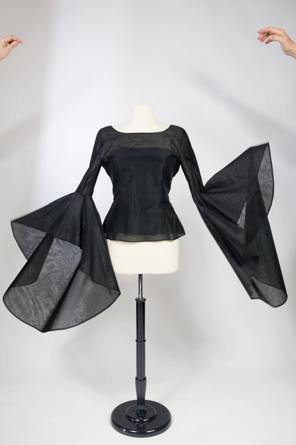 Una blusa in organza di Pierre Cardin con drammatiche maniche a pipistrello Circa 1970/1980 in vendita 10