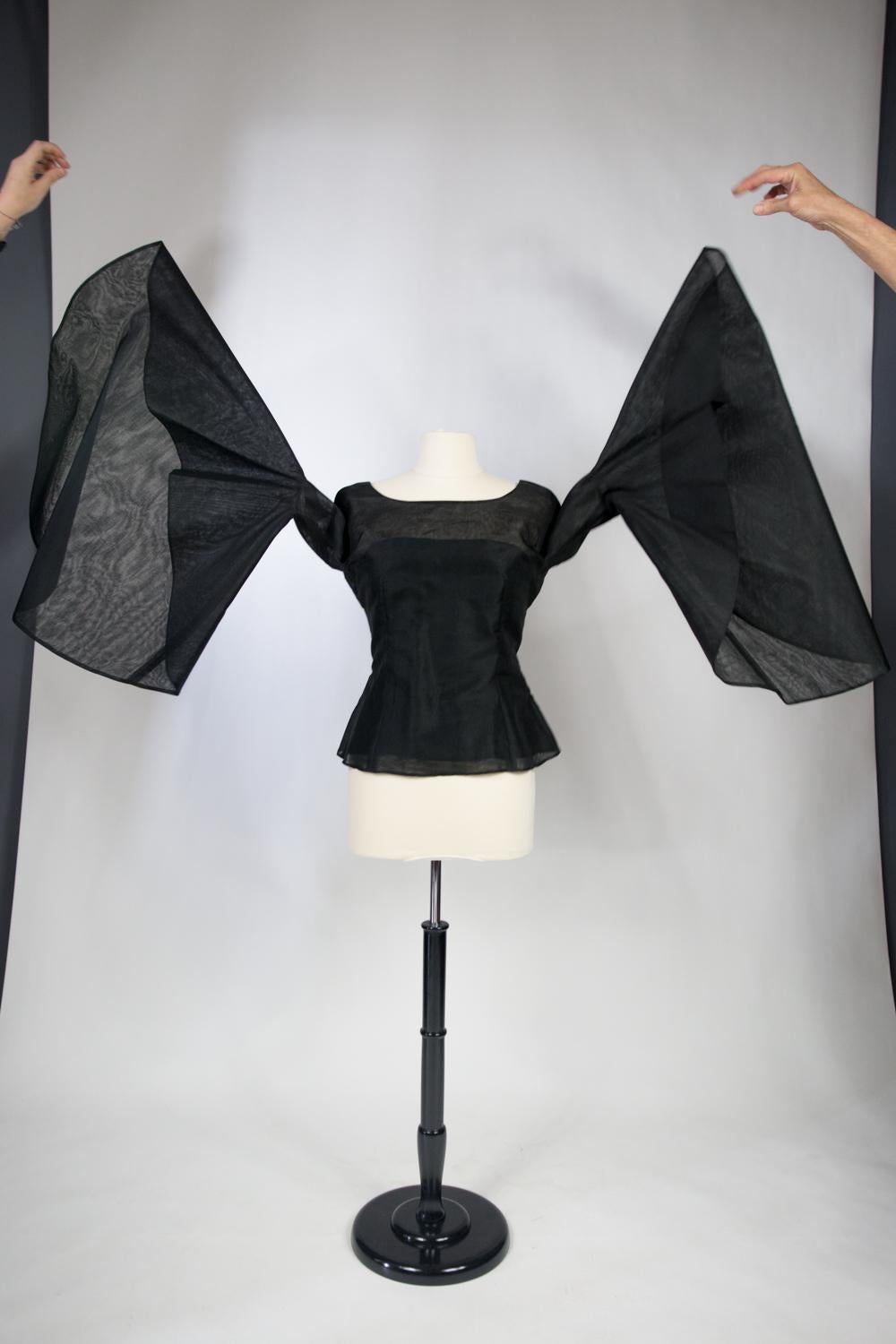 Una blusa in organza di Pierre Cardin con drammatiche maniche a pipistrello Circa 1970/1980 in vendita 11