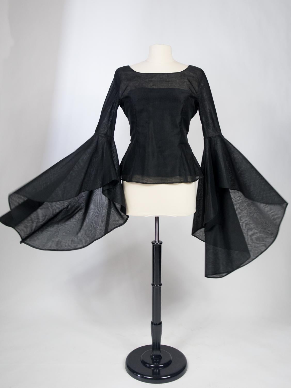Una blusa in organza di Pierre Cardin con drammatiche maniche a pipistrello Circa 1970/1980 in vendita 12