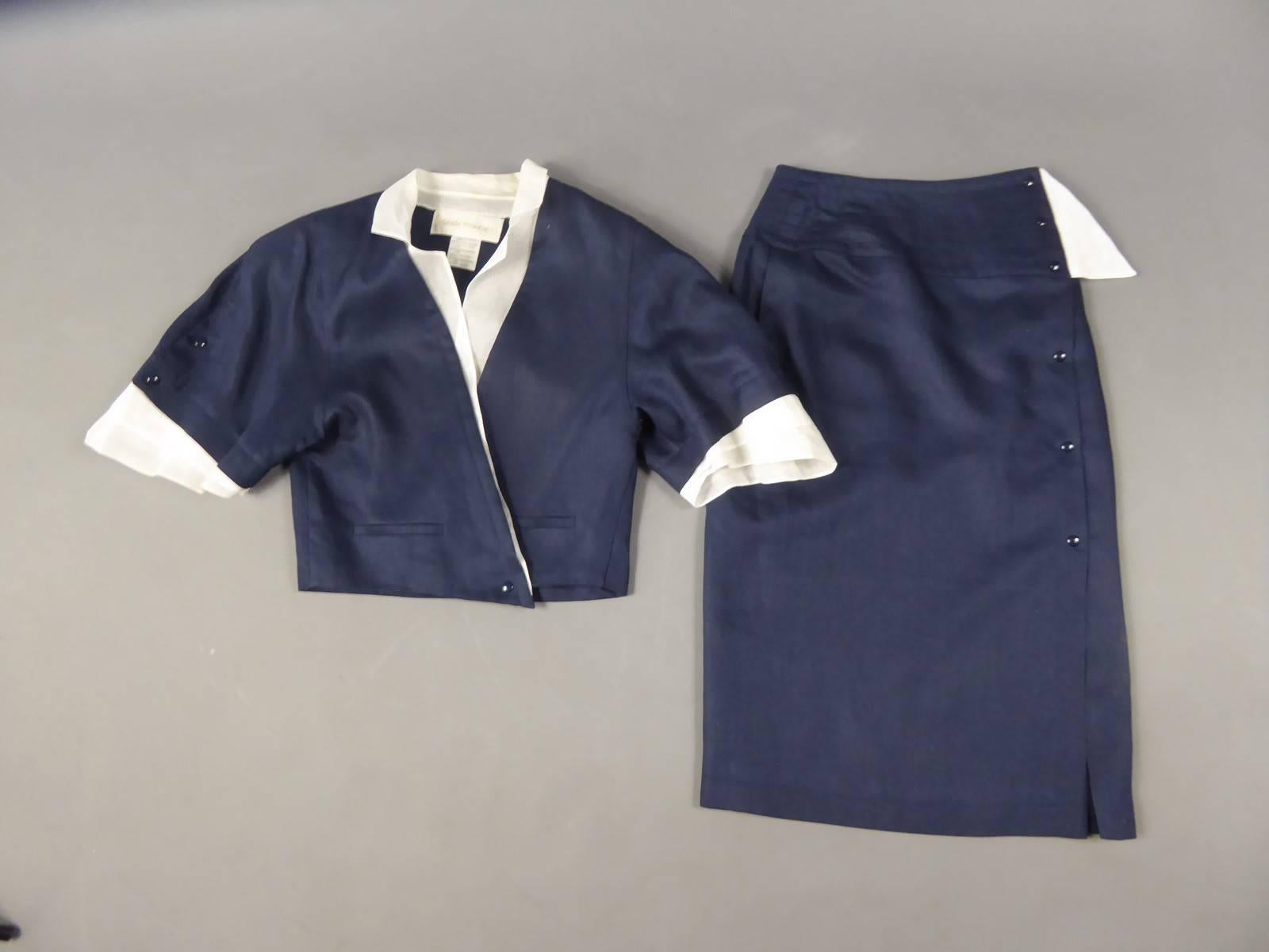 Un tailleur jupe en organza marine et blanc par Claude Montana - Français Circa 1980 en vente 4