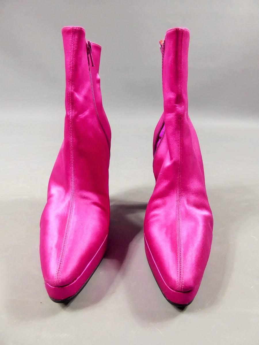 Circa 2000

France

Yves Saint Laurent pink satin ankle boots, with platform. Interior of the boot : YVES SAINT LAURENT written in black on the gilded leather interior.

Very good condition, resoled.

Height ankle boot with heel : 26 cm.

Heel heigh