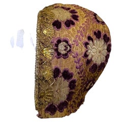 Vintage-Kopfbedeckung aus dem Elsass: Goldbrokat, violetter Samt, Blumenmuster