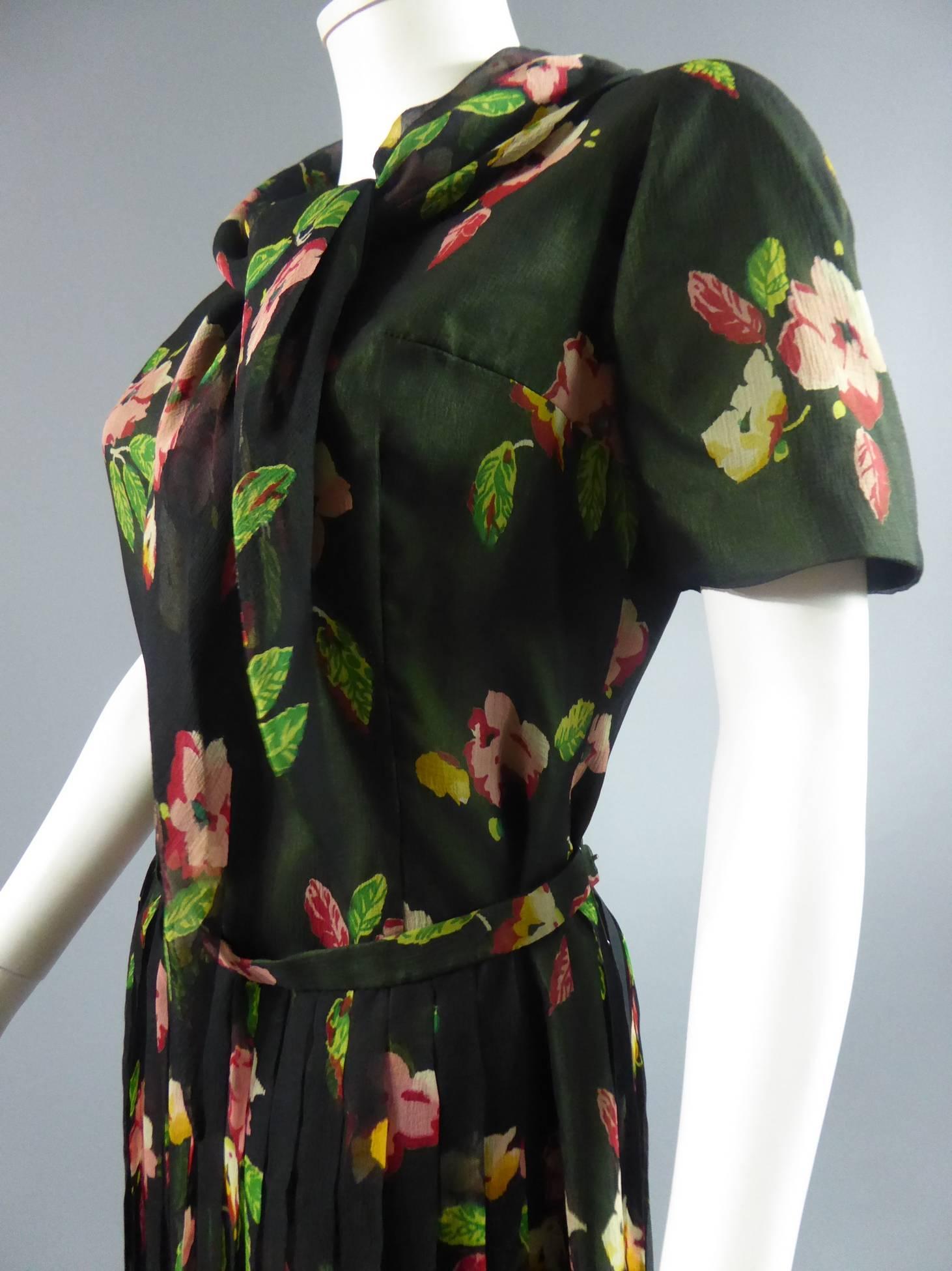 A French Flowered Printed Chiffon Dress With Removable Skirt, circa 1950-1960 In Good Condition For Sale In Toulon, FR