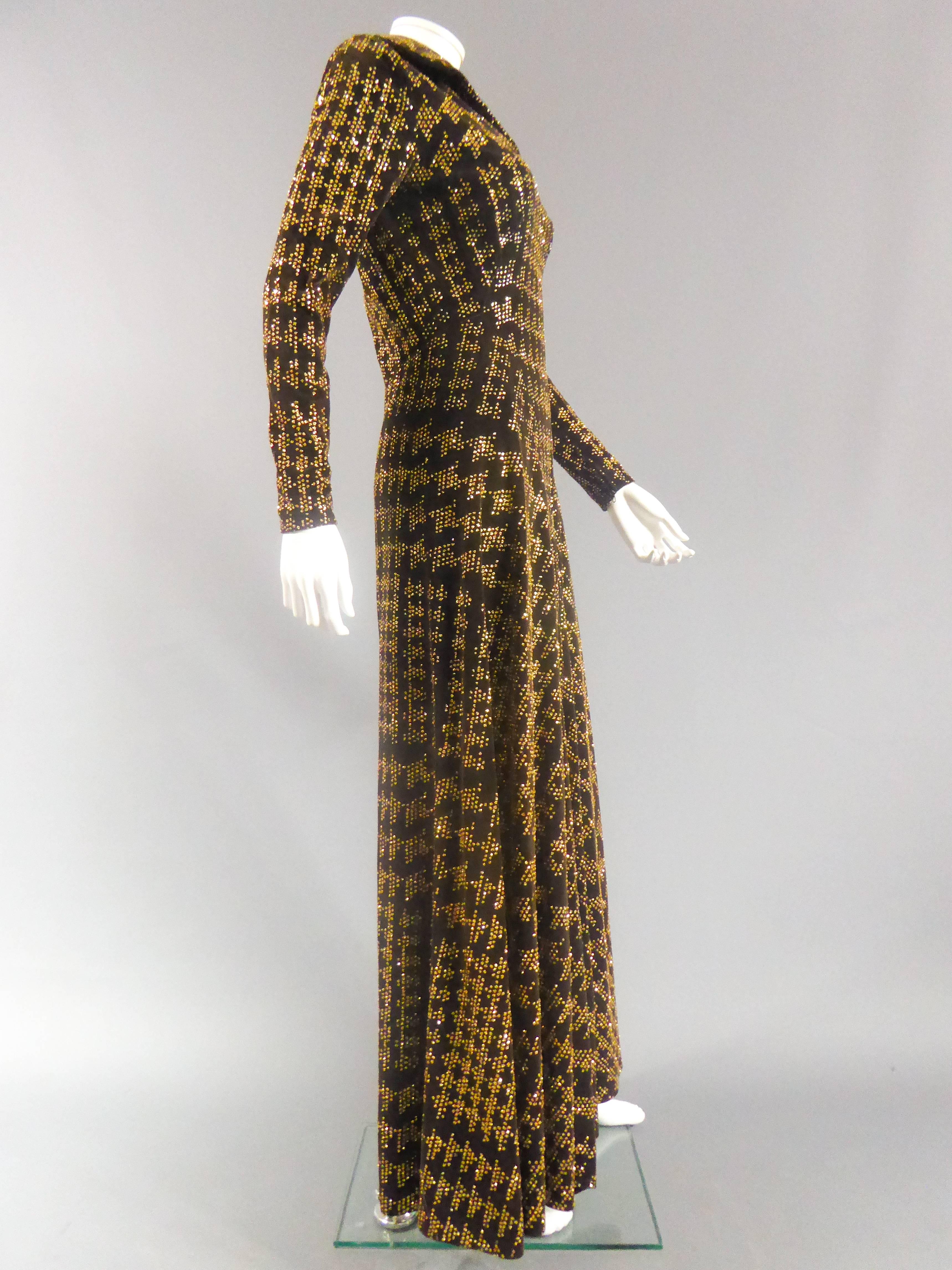 Geschnitztes langes Samtkleid, ca. 1975 im Angebot 3