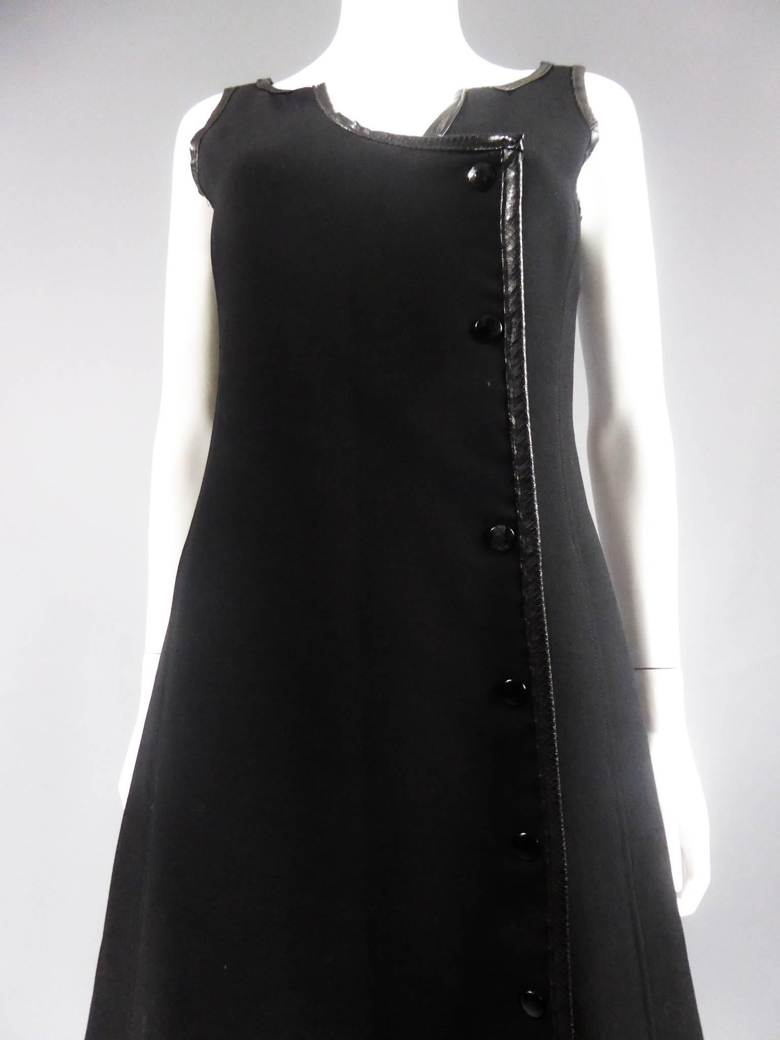 Französisches Couture Chasuble-Kleid von Andr Courrges mit der Nummer 55540, um 1970 (Schwarz) im Angebot