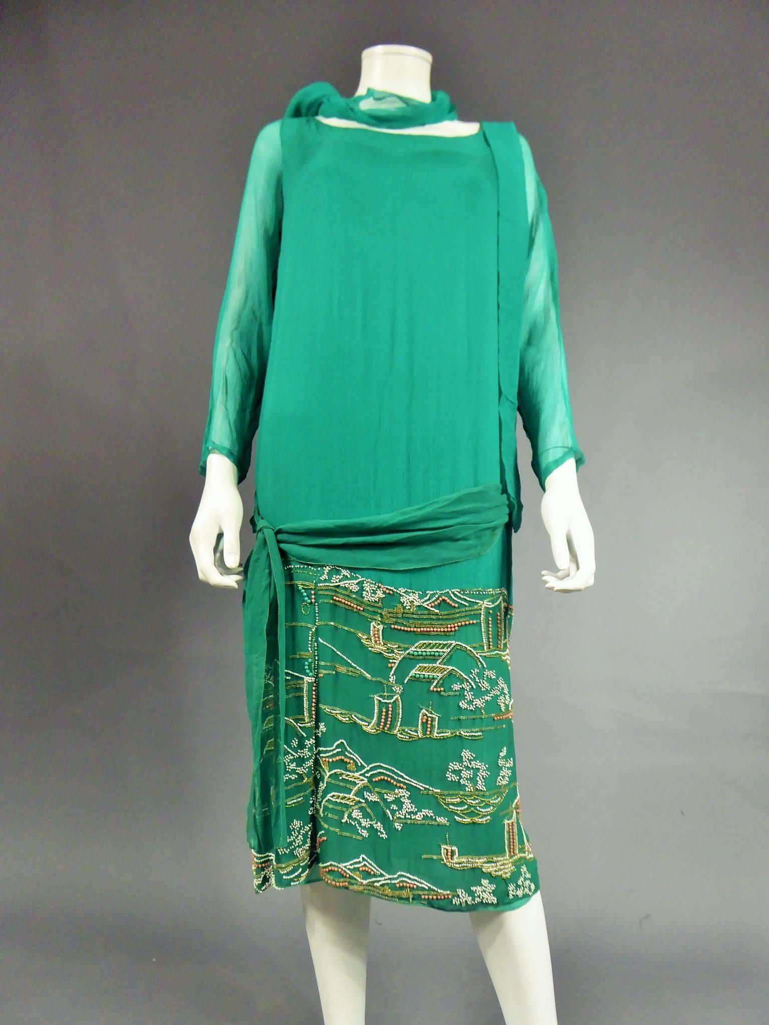 Bleu Robe haute couture japonaise Art Déco en crêpe de soie brodé, France, vers 1925 en vente