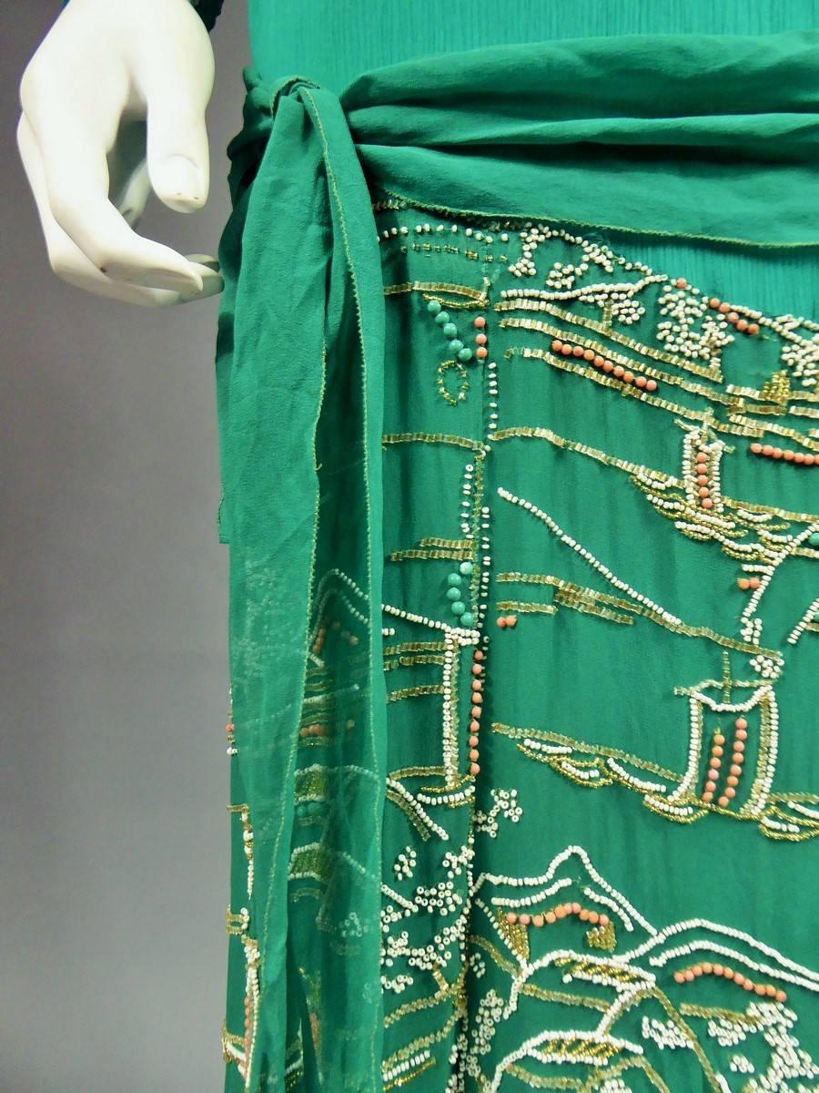 Robe haute couture japonaise Art Déco en crêpe de soie brodé, France, vers 1925 Pour femmes en vente