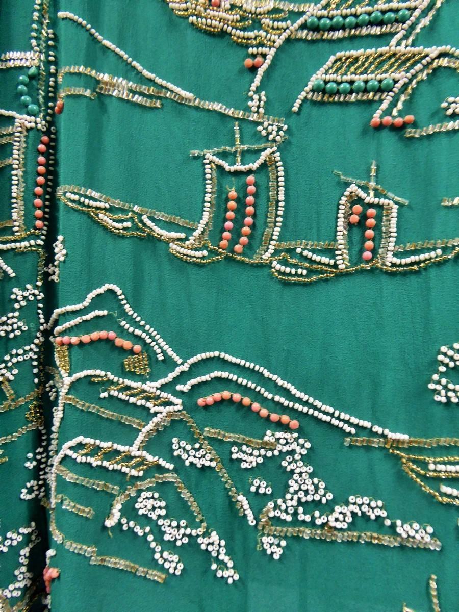 Robe haute couture japonaise Art Déco en crêpe de soie brodé, France, vers 1925 en vente 1