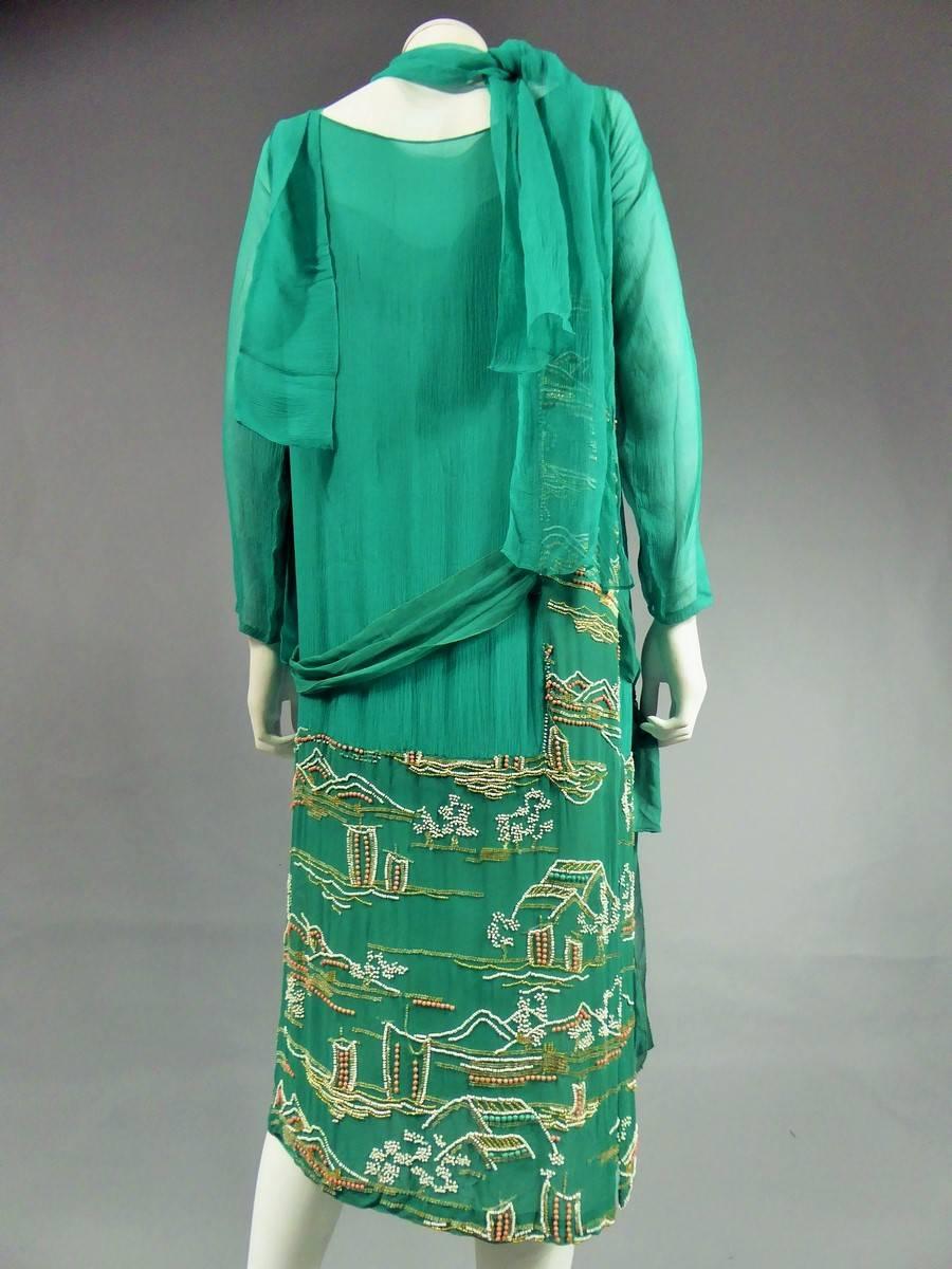 Robe haute couture japonaise Art Déco en crêpe de soie brodé, France, vers 1925 en vente 3