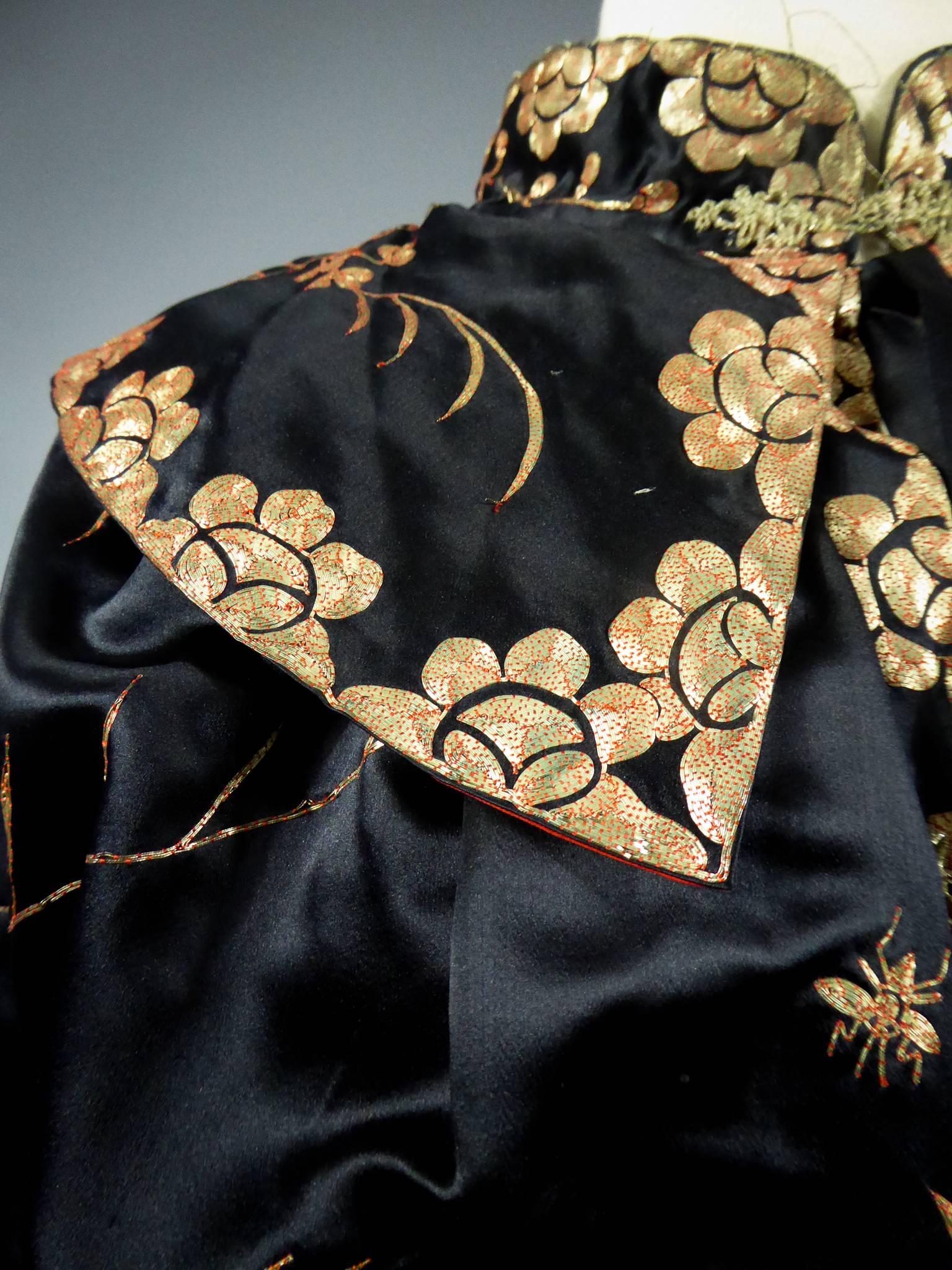 Art Deco gold embroidered satin ball cape China For Europe, circa 1925 In Excellent Condition In Toulon, FR