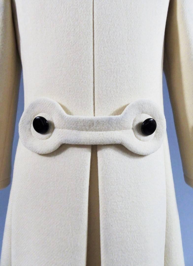 France Paris

Circa 1968/1970

A wide and long ivory woolen coat labelled Pierre Cardin Paris New-York dating from the main creative years of the couturier. Thick ivory wool woven with small herringbones and lining with cream acetate. Large