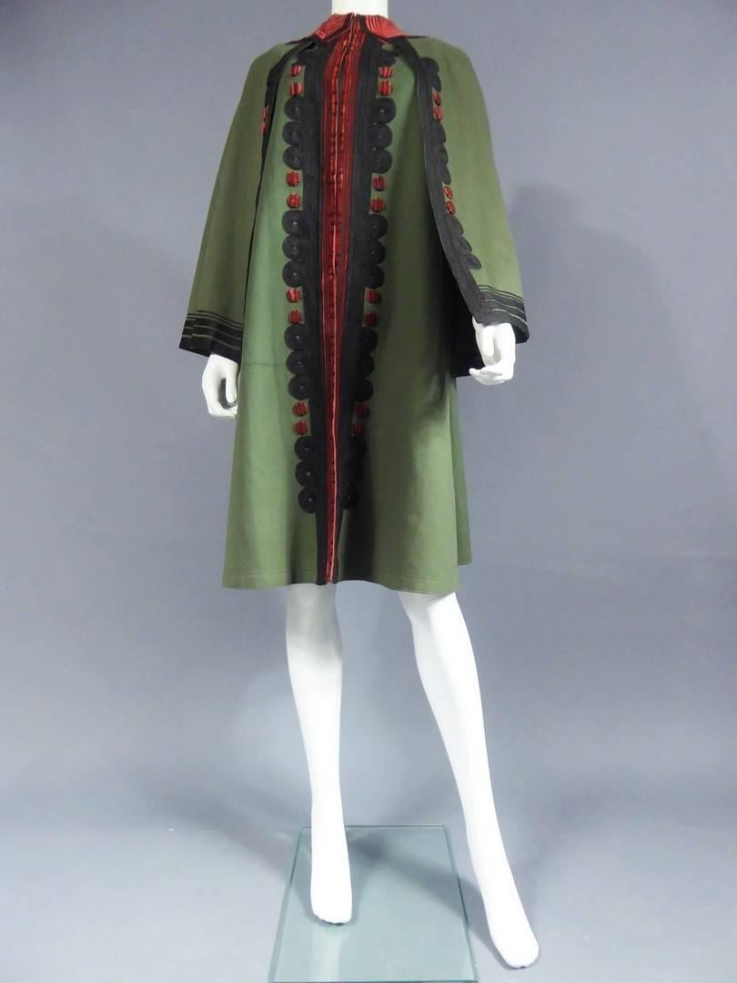 Pilgrim coat in khaki and red woolen cloth - France - Around 1900 In Excellent Condition In Toulon, FR