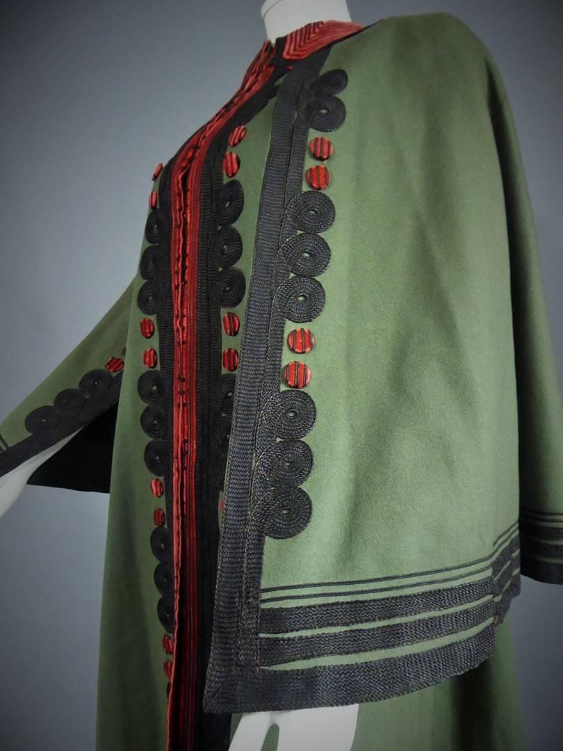 Pilgrim coat in khaki and red woolen cloth - France - Around 1900 1
