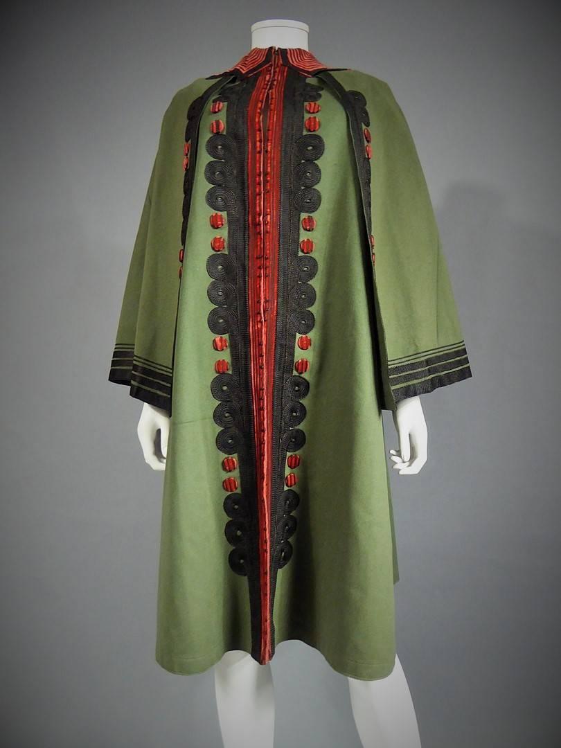 Pilgrim coat in khaki and red woolen cloth - France - Around 1900 3