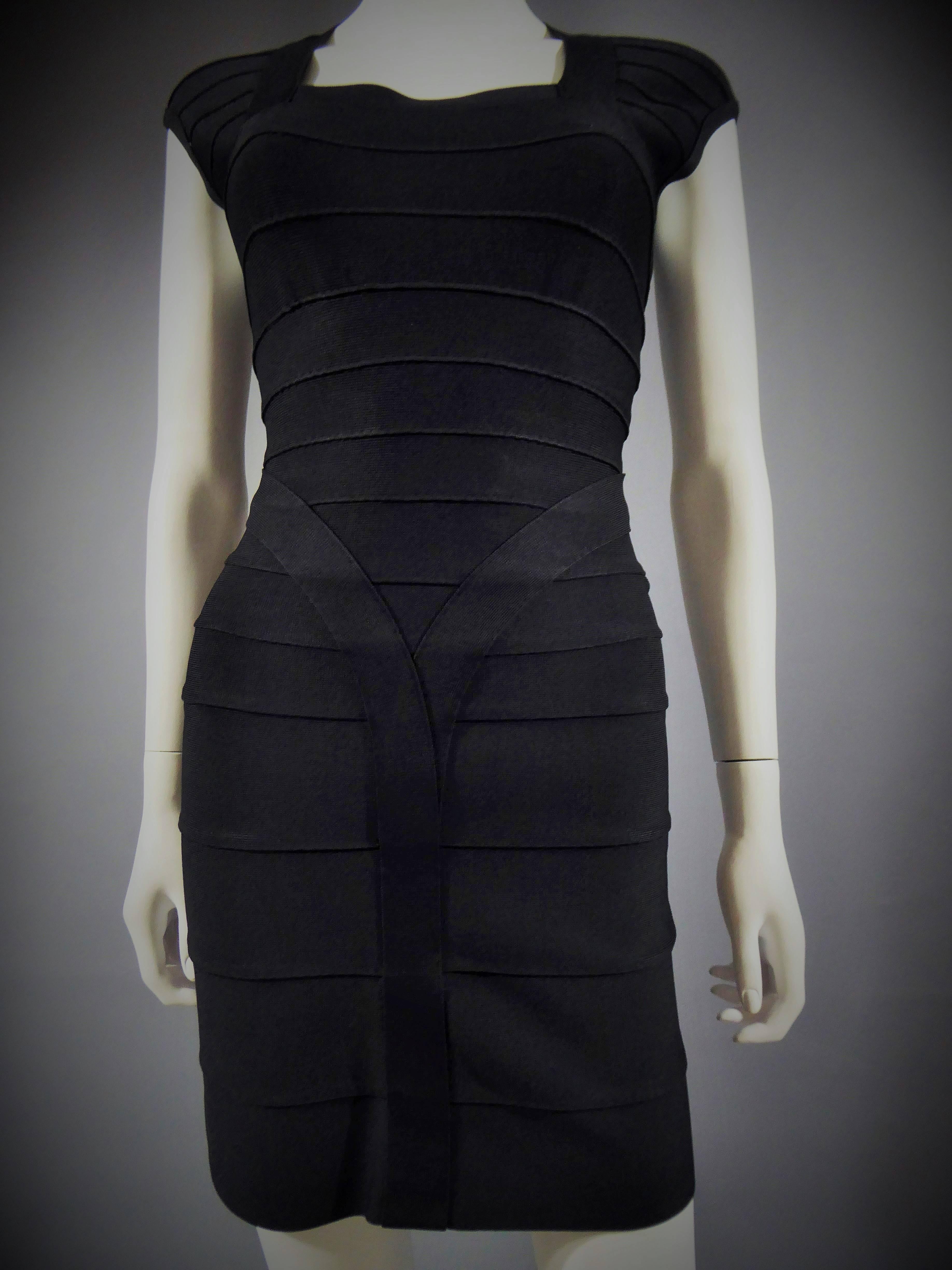 Circa 1995

France

Mini robe noire Hervé Léger. Robe bodycon à manches courtes réalisée à partir d'un assemblage de bandes de tissu extensible couramment utilisées dans le domaine de la lingerie. Col carré, taille marquée. Très bon état. Taille 36