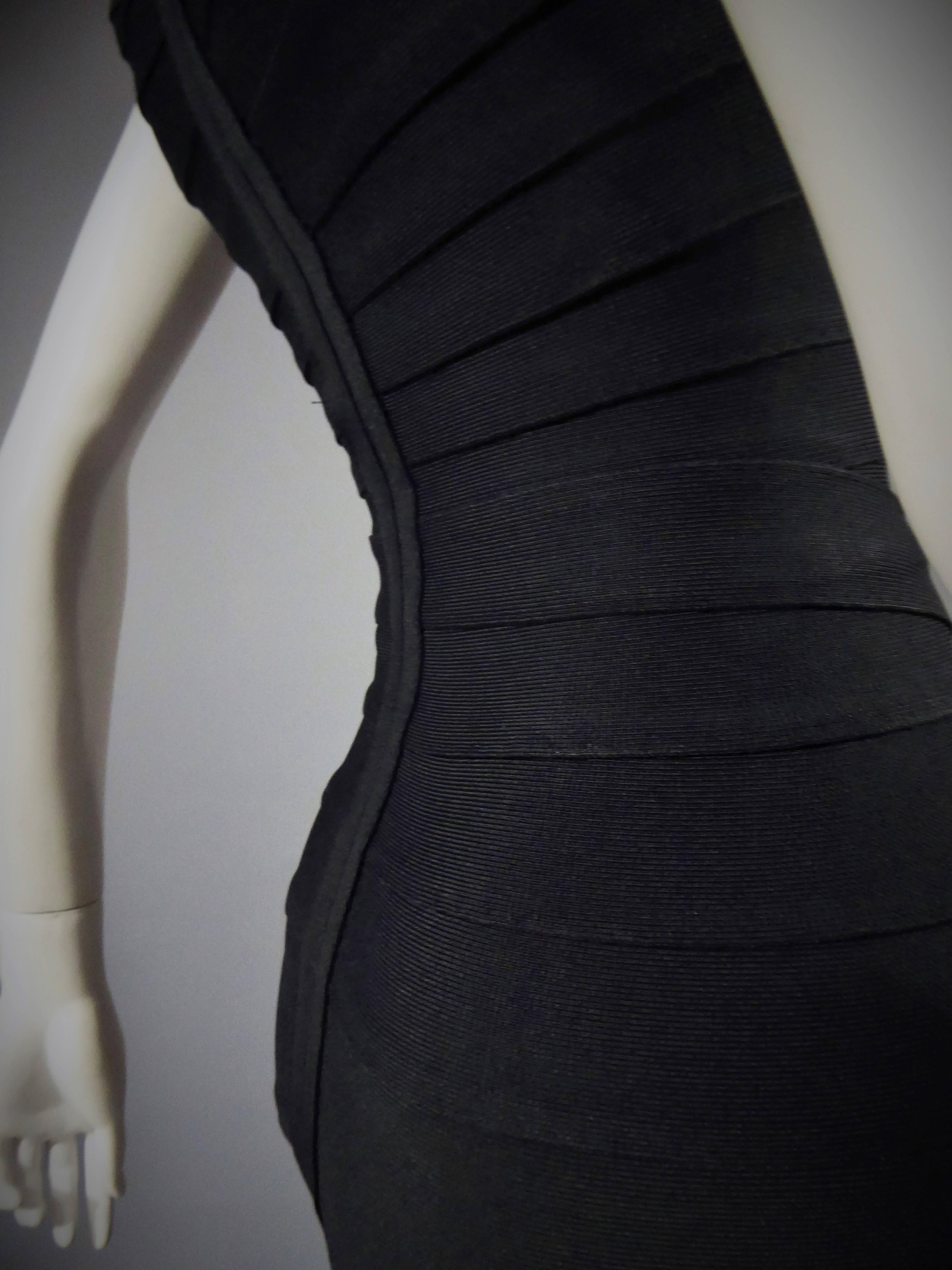 Petite robe noire stretch Hervé Léger Couture Circa 1995 en vente 3
