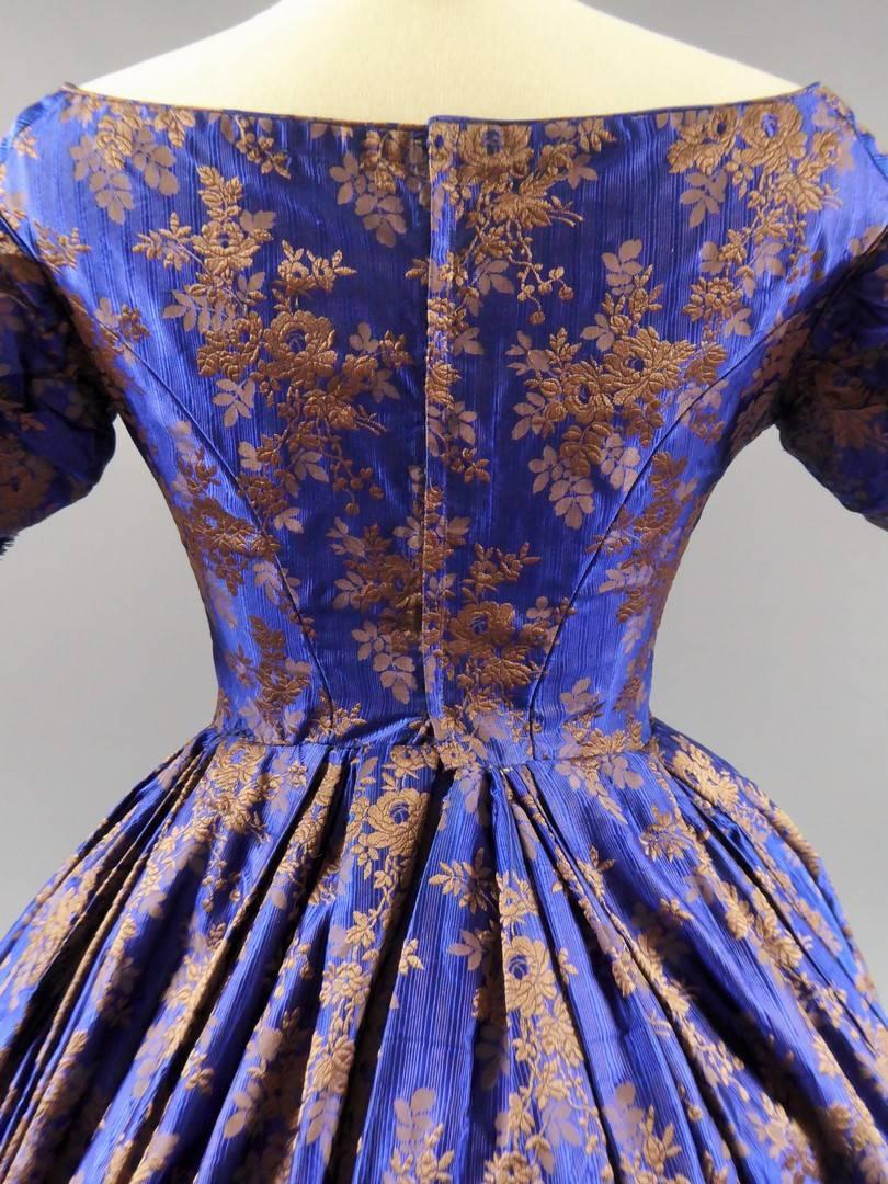Deep blue brocaded silk crinoline ball-gown – Circa 1850 5