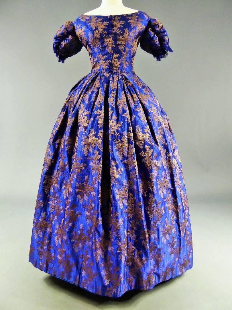 Deep blue brocaded silk crinoline ball-gown – Circa 1850 8
