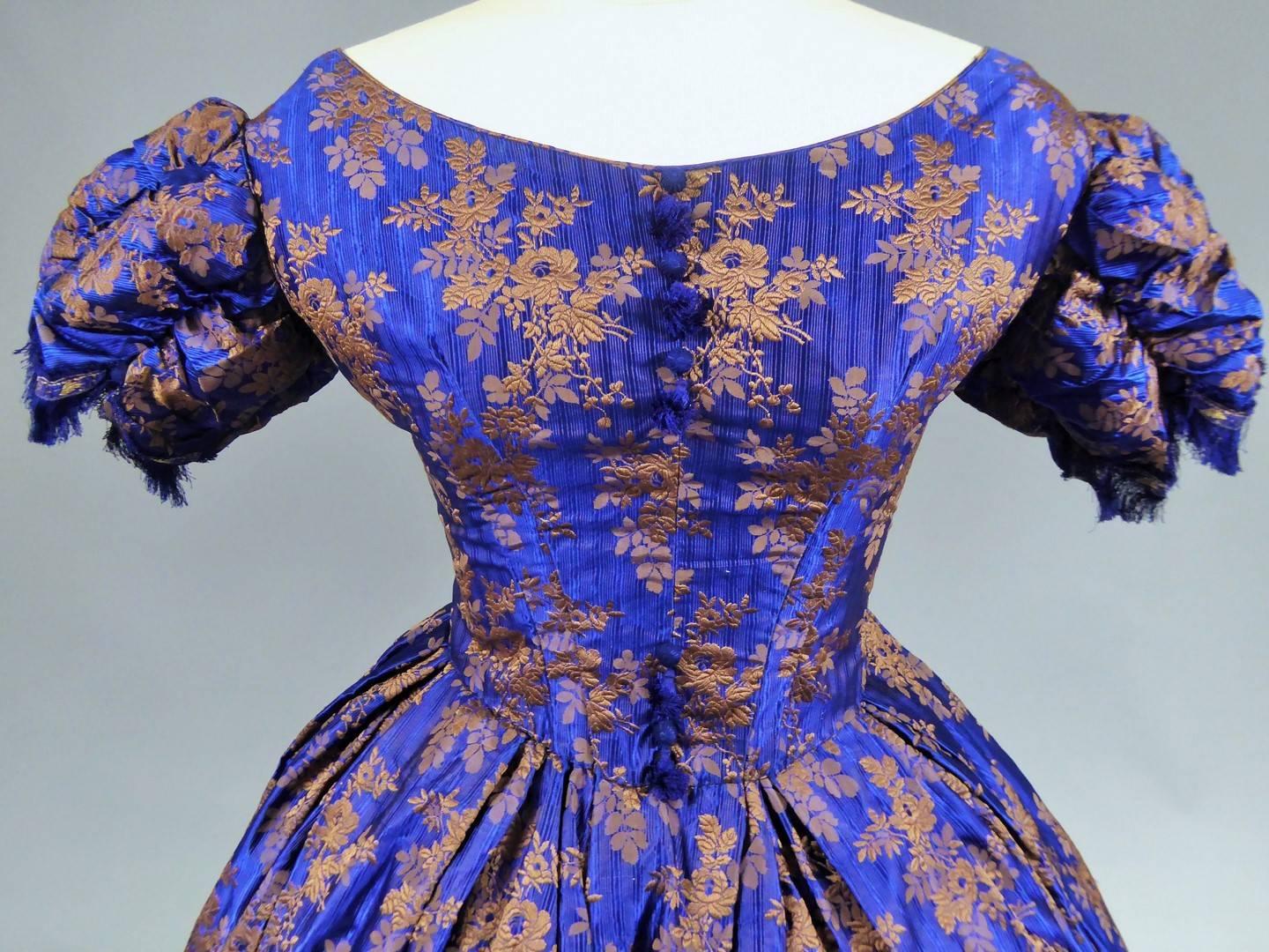 Deep blue brocaded silk crinoline ball-gown – Circa 1850 9