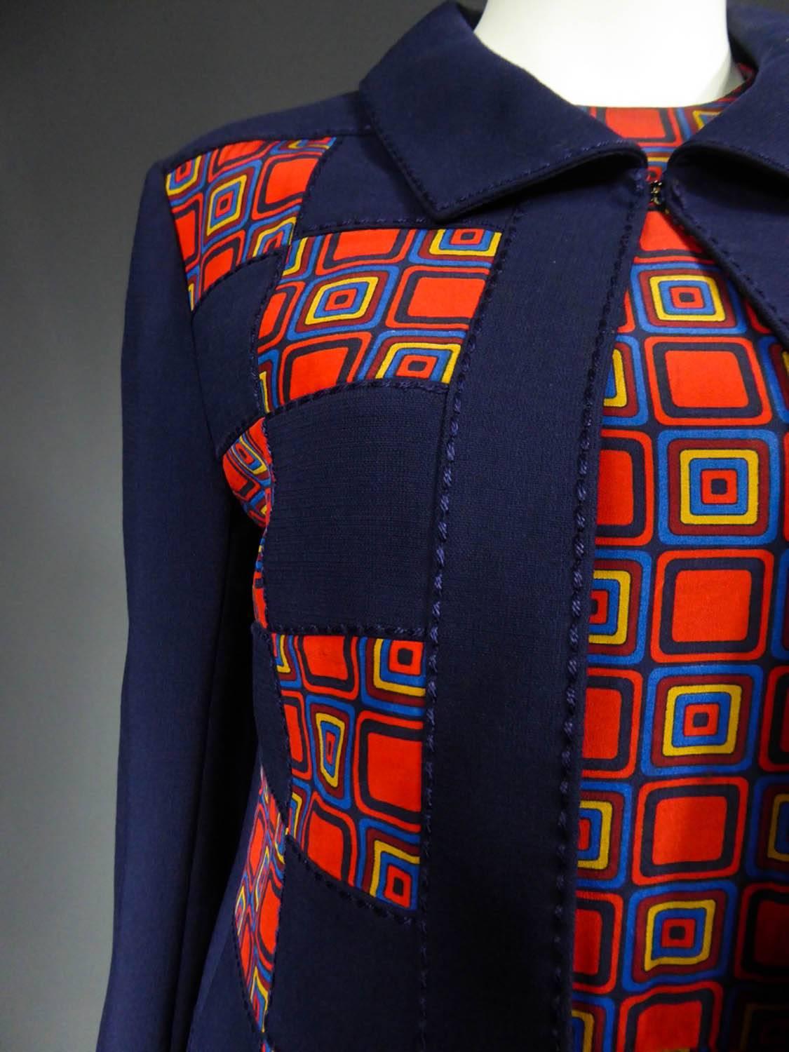 Ca. 1972

Frankreich

Haute-Couture-Set mit Kleid und Jacke aus marineblauem Jersey und Seide, nicht identifiziert, aus den frühen 70er Jahren. Ärmelloses Kleid, Oberteil aus Seide mit quadratischem Druck im Vasarely-Stil, Rock mit tiefen Falten.