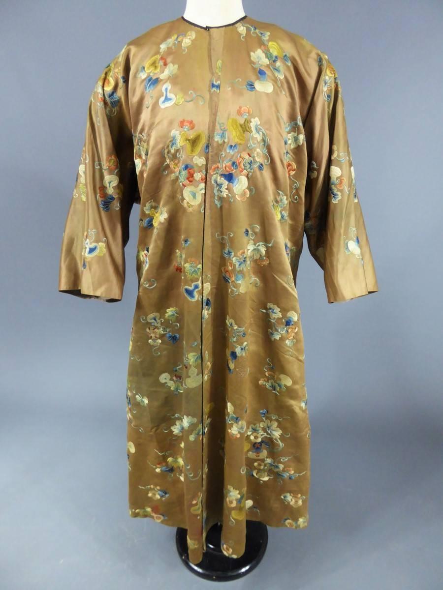 Chinese Embroidered Satin Banyan or Dressing gown 18th century In Excellent Condition In Toulon, FR