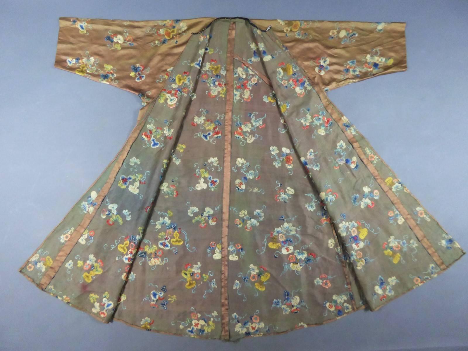 Chinese Embroidered Satin Banyan or Dressing gown 18th century 4