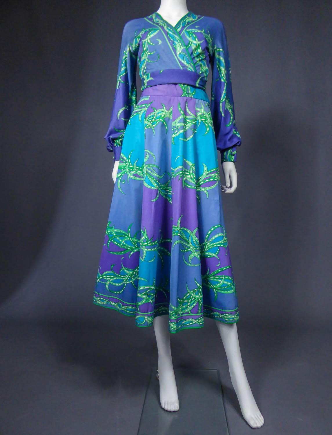 Circa 1970 - 1980

Italy

Bolero and skirt set Emilio Pucci from the 70s / 80s. Brassière bolero in stretch lycra cotton. V neckline, the bolero crosses in front to tie with the belt in the back. Kimono sleeves with triangle under the armpits and 