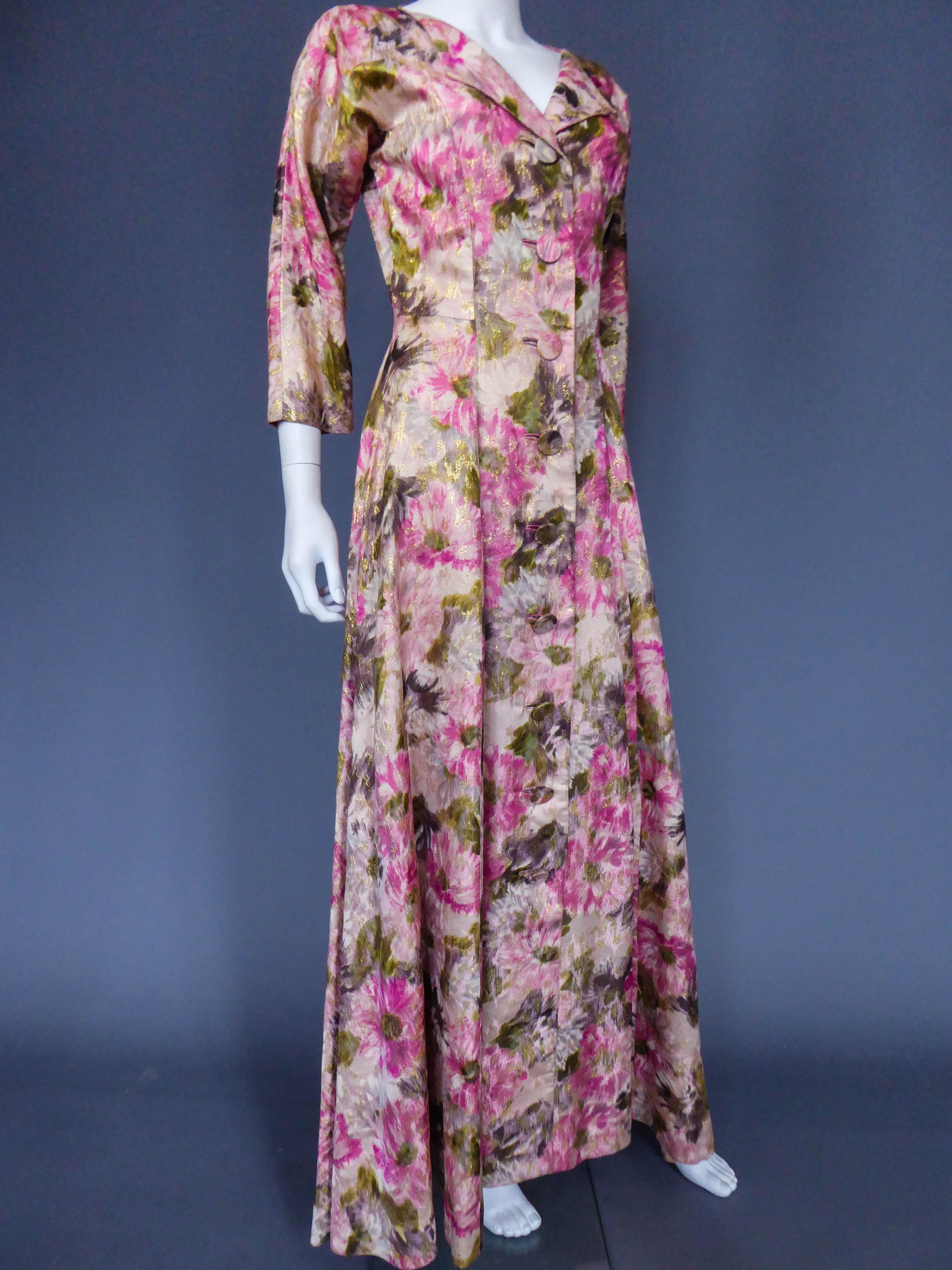 Ein Elizabeth Arden Abendkleid aus Goldlamé und Blumen, CIRCA 1940-1950 im Zustand „Gut“ im Angebot in Toulon, FR