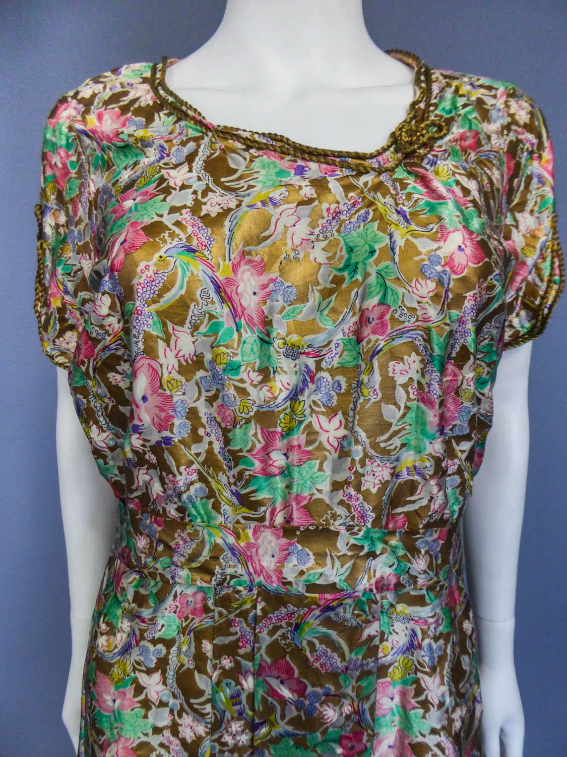 Circa 1940-1950
Europe

Amazing little summer dress with flowers on a gold background dating very propably from the Second World War. Clever print on silk satin cream with surreal patterns popular in the 1940s thanks to Elsa Schiaparelli ... Fish,