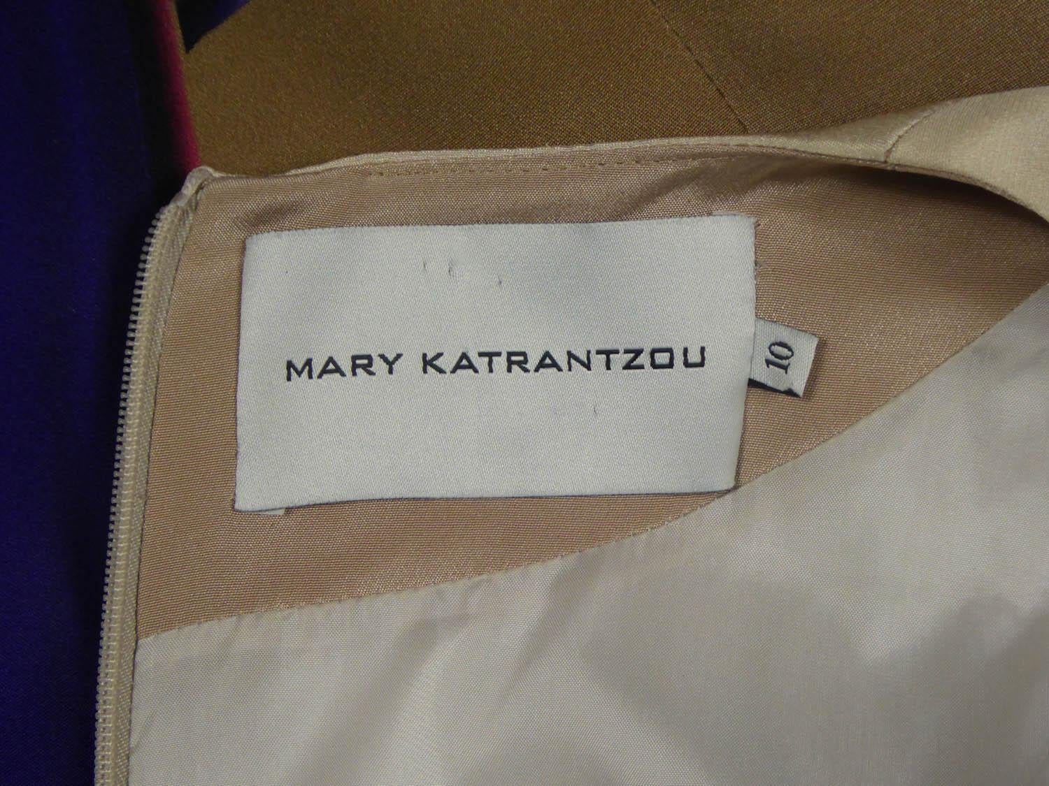 Ungefähr 2000
Frankreich

Asymmetrisches Kleid von Mary Katranzou aus Seidenjersey in den Farben Blau, Beige, Weiß, Gelb und Rot. Seidendruck von digitalen Bildern mit psychedelischen Mustern. Der Rock ist schräg geschnitten, um die Asymmetrie des