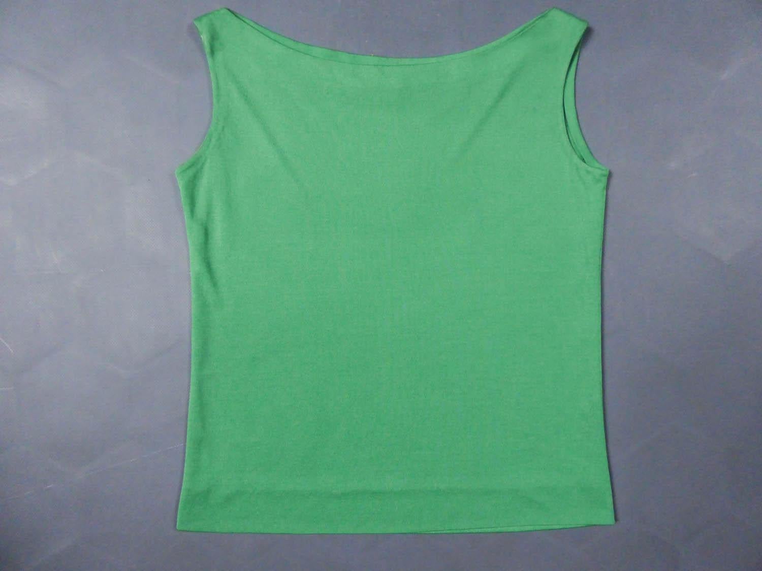 Circa 1960
Italie

Emilio Pucci top or tank top with a fluid cut and a boat neck in green silk jersey. Elegance and minimalism of the fashion designer Emilio Pucci at its beginning. Label white background green graphic Emilio Pucci Lorence Italy