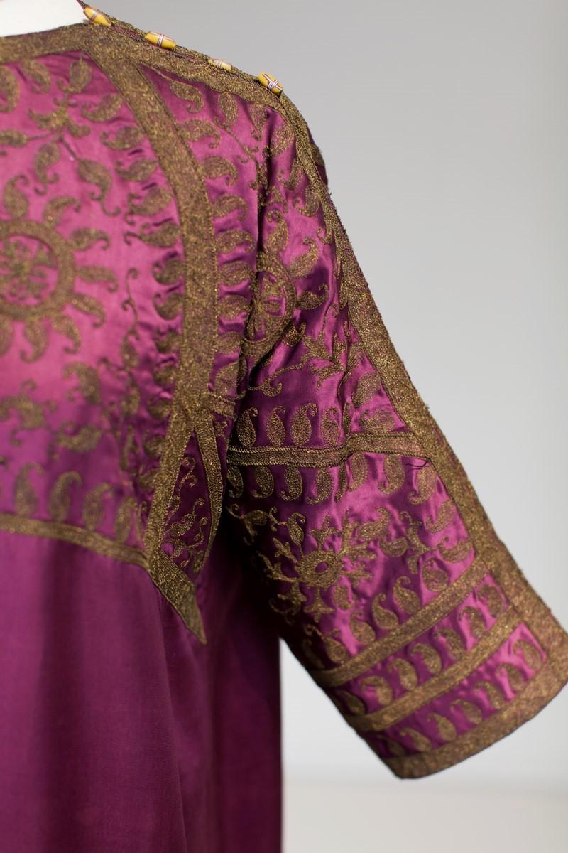 Circa 1915/1920
France

Kaftan interior or evening dress in the Orientalist and Indian taste developed by Madame Babani, famous Parisian seamstress who dressed the society and artistic elite after the First World War. Large aubergine silk satin long