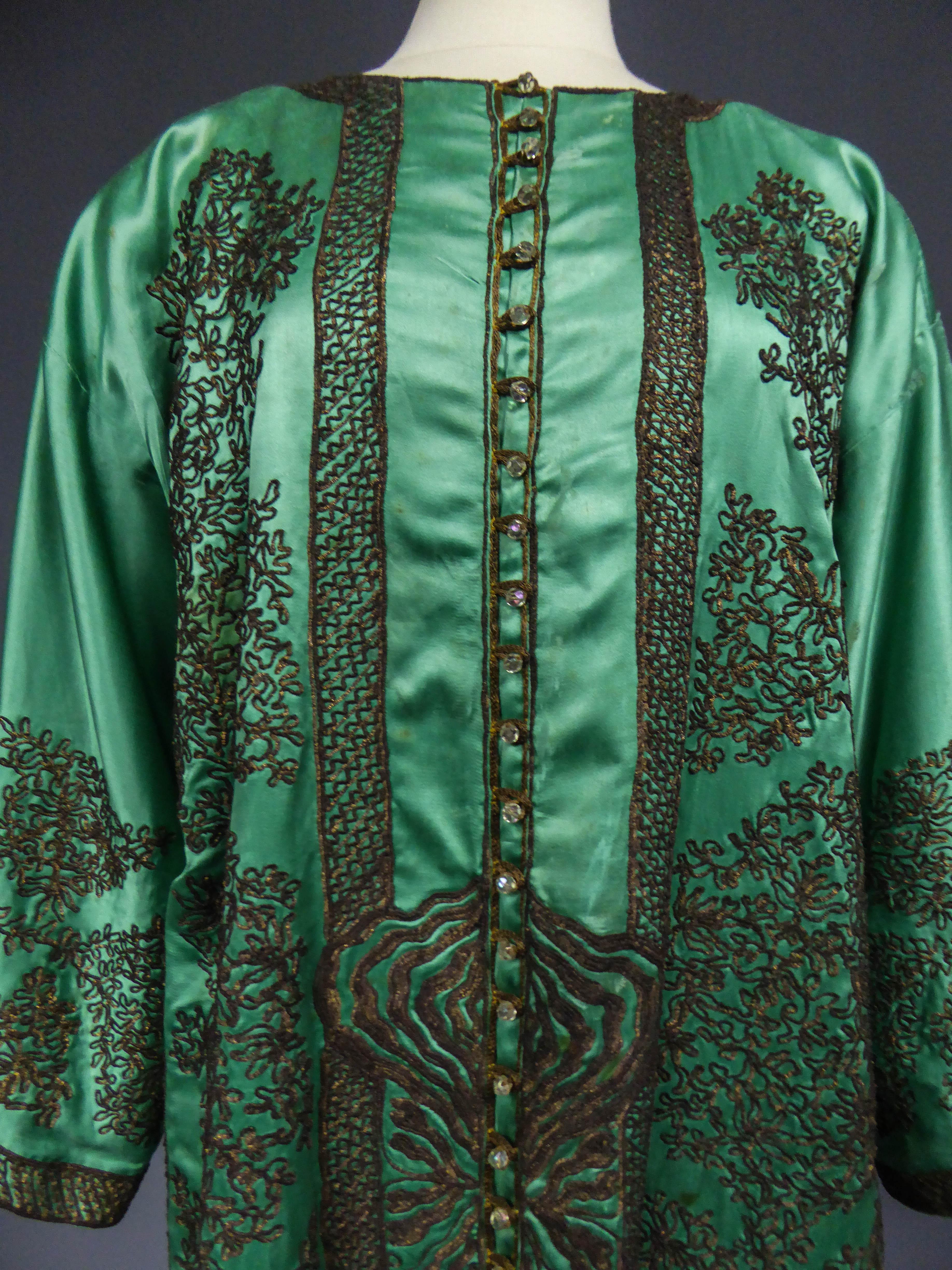 Babani Couture Kaftan or Party Kimono in green satin with appliqué, circa 1915 In Excellent Condition In Toulon, FR