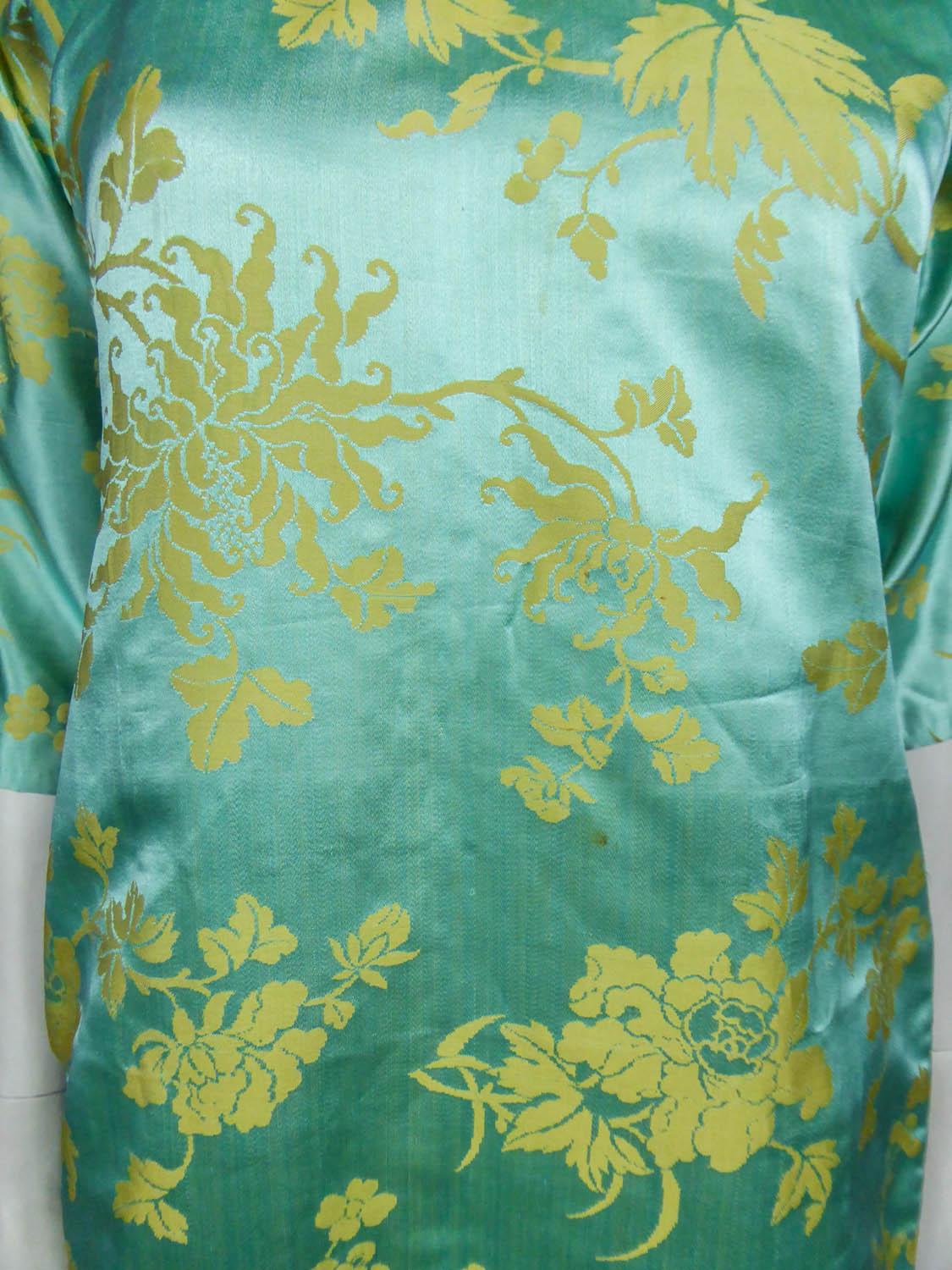 Gray Chinese Qipao in sky-blue and straw-yellow silk damask, Circa 1950