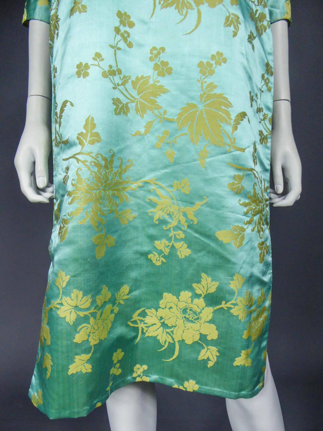 Chinese Qipao in sky-blue and straw-yellow silk damask, Circa 1950 In Excellent Condition In Toulon, FR