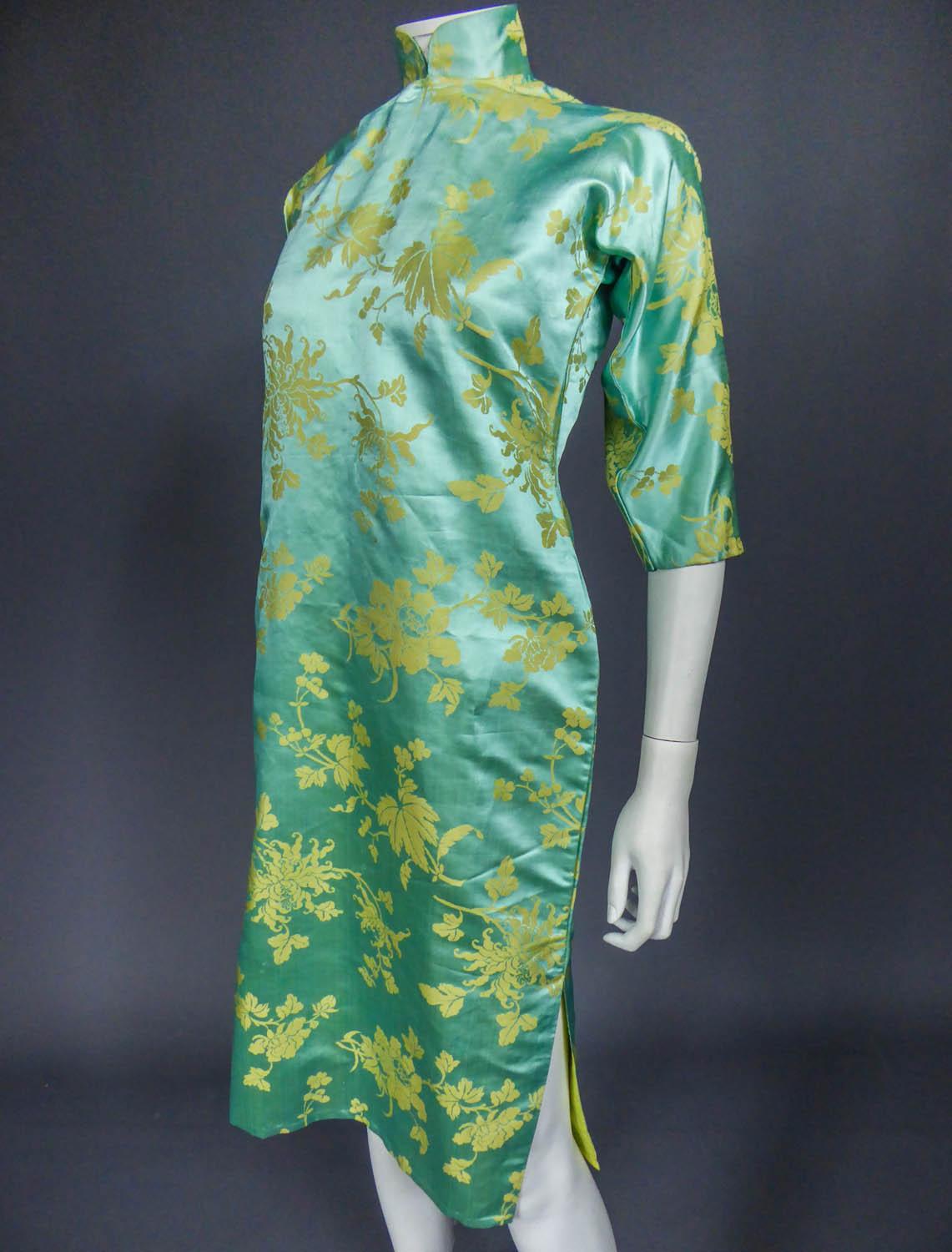 Chinese Qipao in sky-blue and straw-yellow silk damask, Circa 1950 1