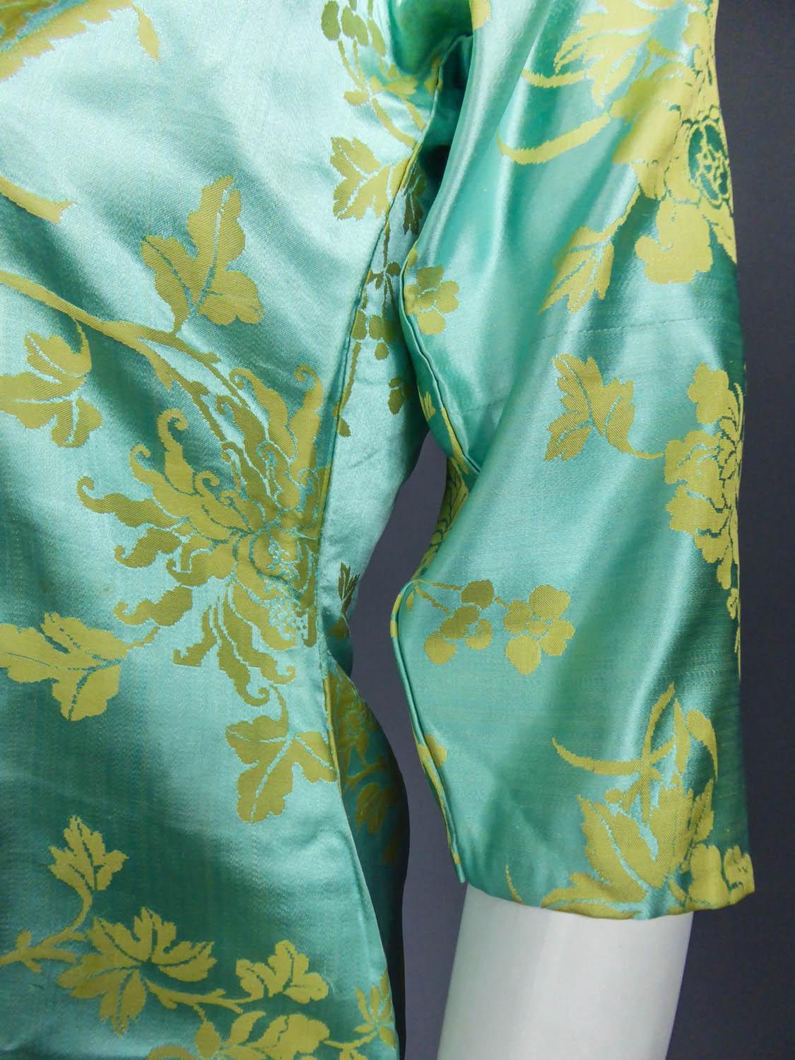 Chinese Qipao in sky-blue and straw-yellow silk damask, Circa 1950 2