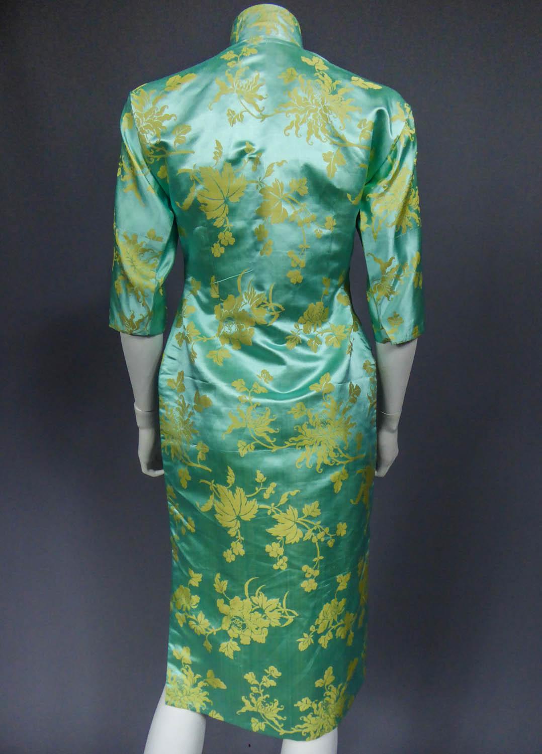 Chinese Qipao in sky-blue and straw-yellow silk damask, Circa 1950 3