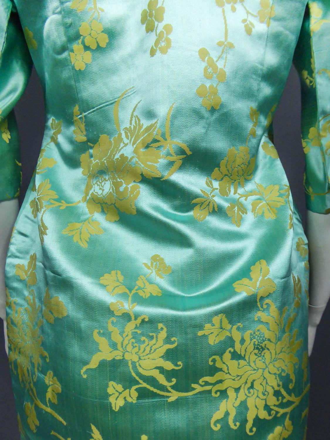 Chinese Qipao in sky-blue and straw-yellow silk damask, Circa 1950 4