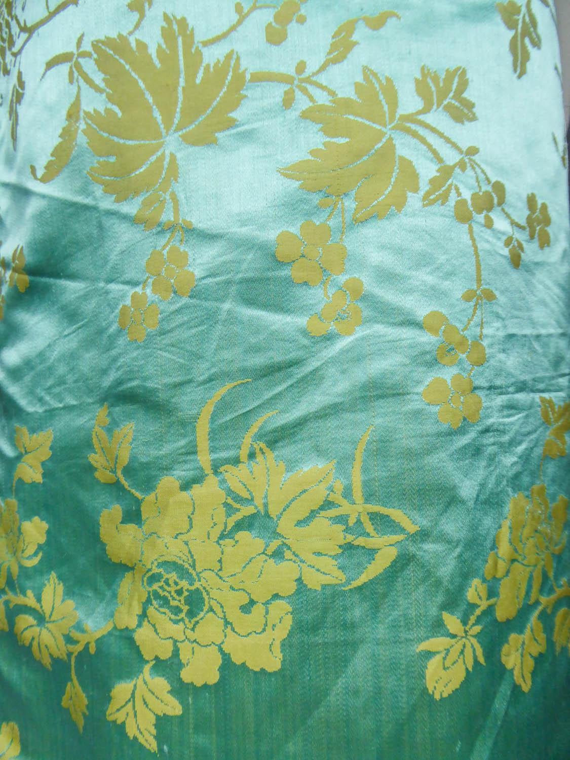 Chinese Qipao in sky-blue and straw-yellow silk damask, Circa 1950 5