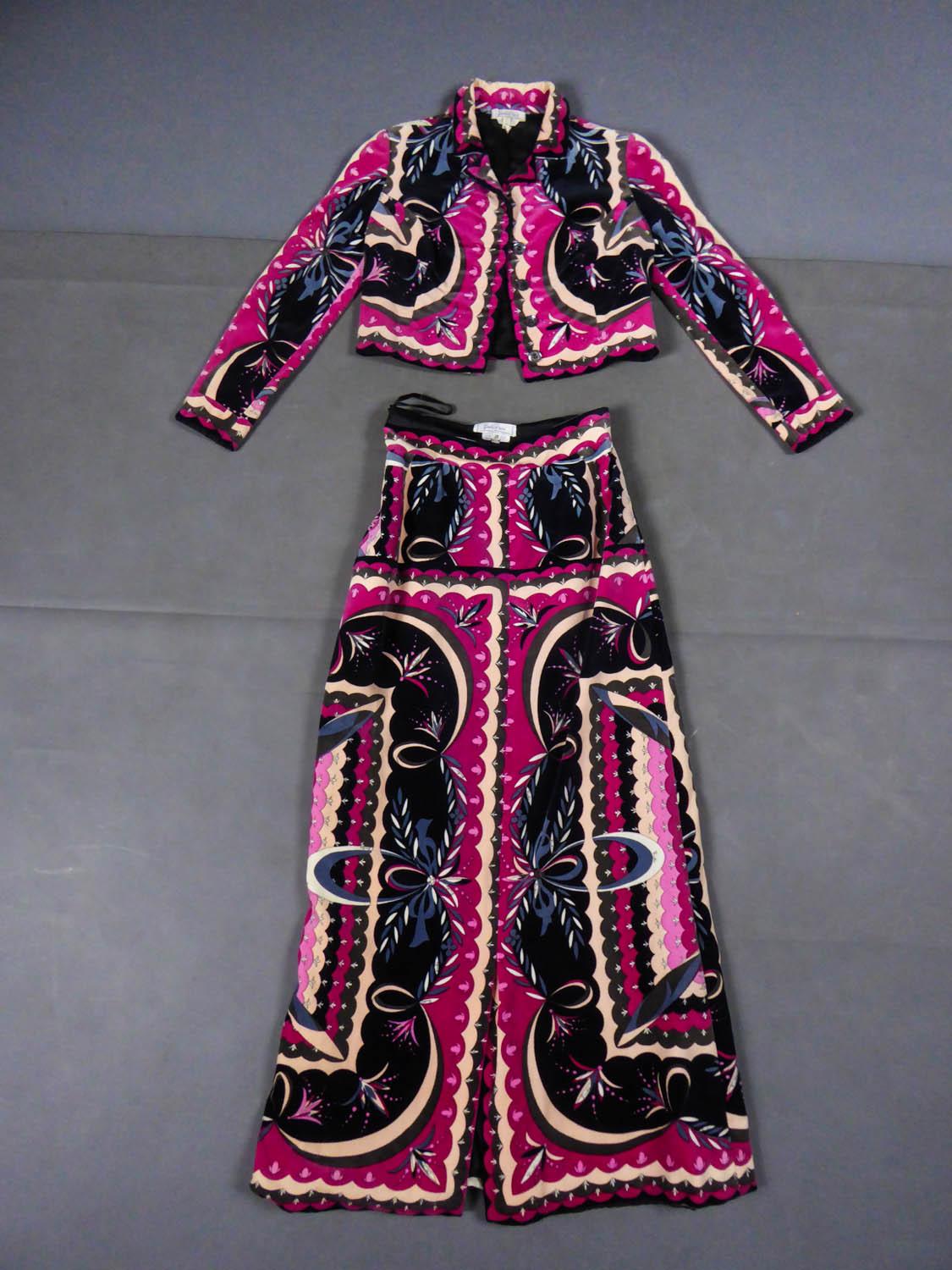 Circa 1970
Italie

Blazer jacket and skirt set in velvet cotton with psychedelic patterns in shades of pink, beige, midnight blue, brown and black by Emilio Pucci and dating from the 1970s. Short and fitted acket with small collar closing at the
