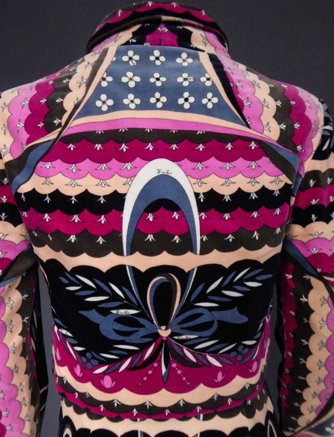 Emilio Pucci Bedruckte Jacke und Rock aus Samt, CIRCA 1970 im Angebot 6